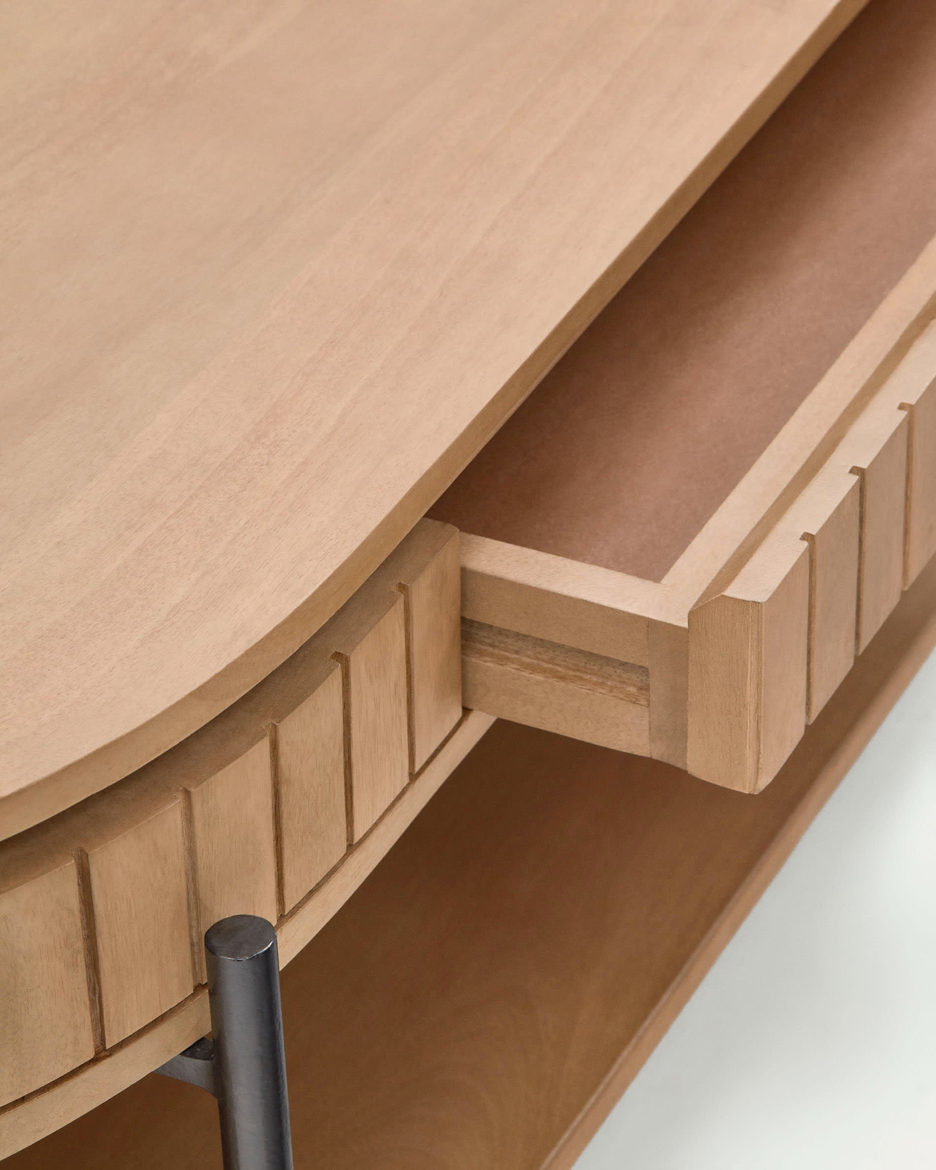 Eleganter Couchtisch aus massivem Mangoholz mit schwarzem Metallgestell, 1 Schublade, 130x65 cm, von Kave Home, modern und praktisch.