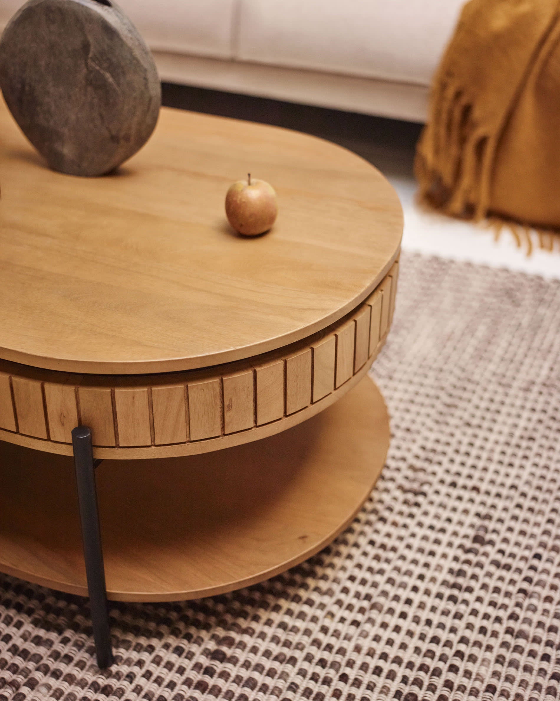Moderner Couchtisch aus Mangoholz mit schwarzem Metallgestell, 1 Schublade, 130x65 cm, von Kave Home, stilvoll und funktional.