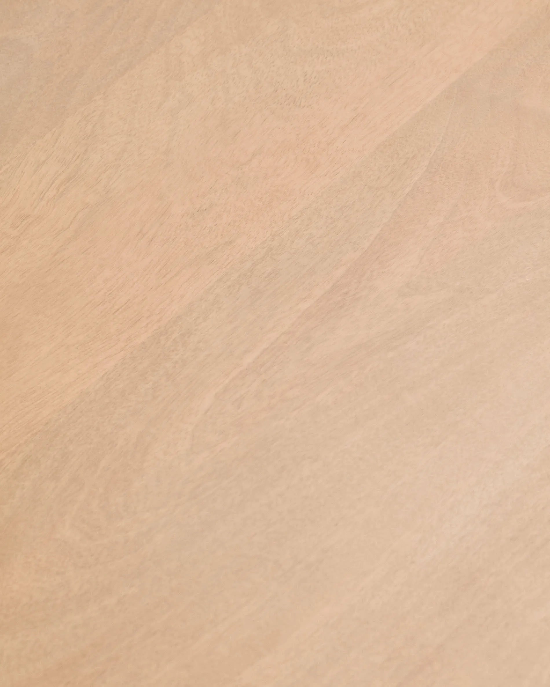 Der Licia Beistelltisch aus Mangoholz vereint handwerkliche Kunst und Funktionalität in einem eleganten Design.