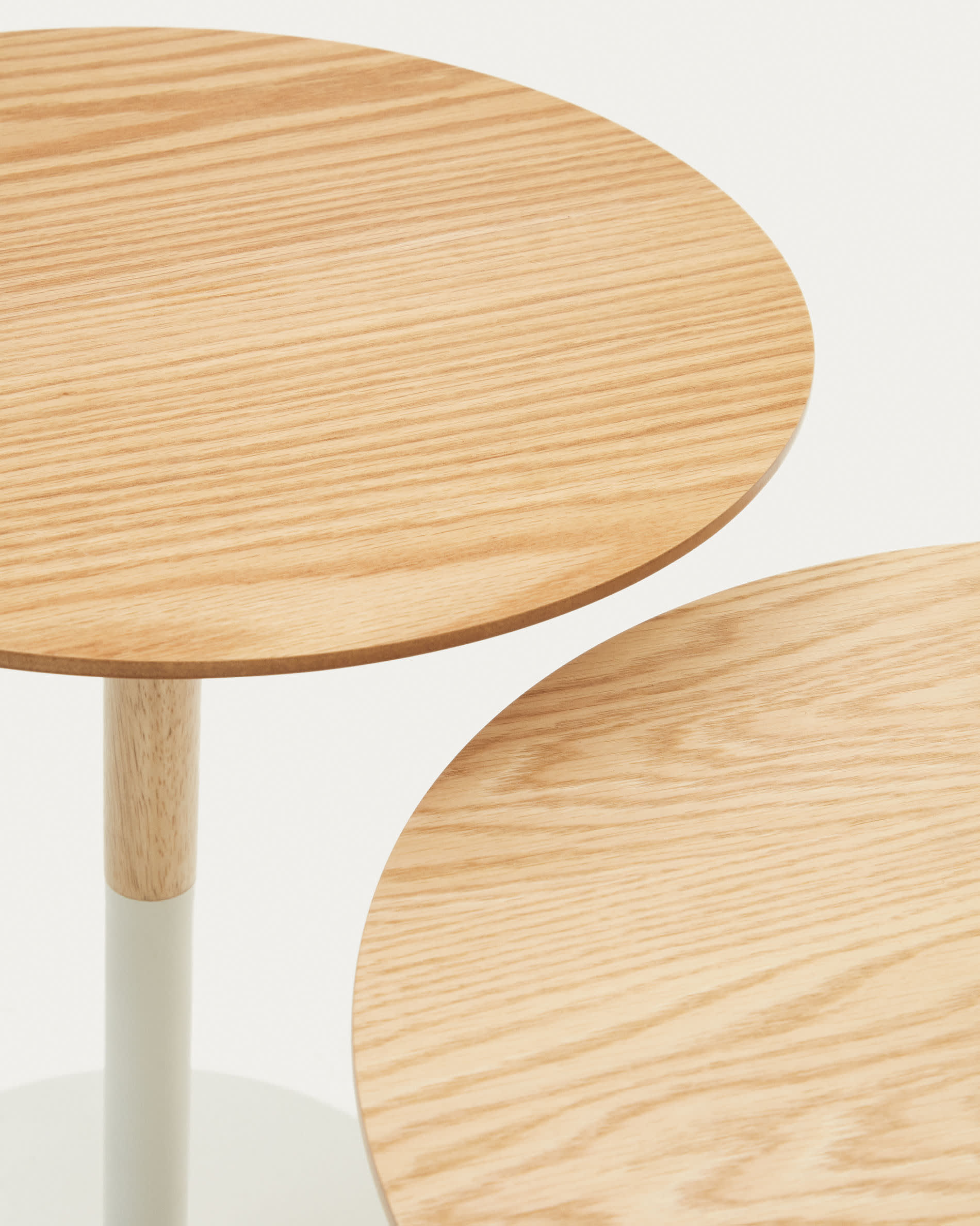 Stilvolles Beistelltisch-Set mit Eichenfurnier und weißem Metallgestell, perfekt für modernes Interieur, Ø 40 cm und Ø 48 cm.