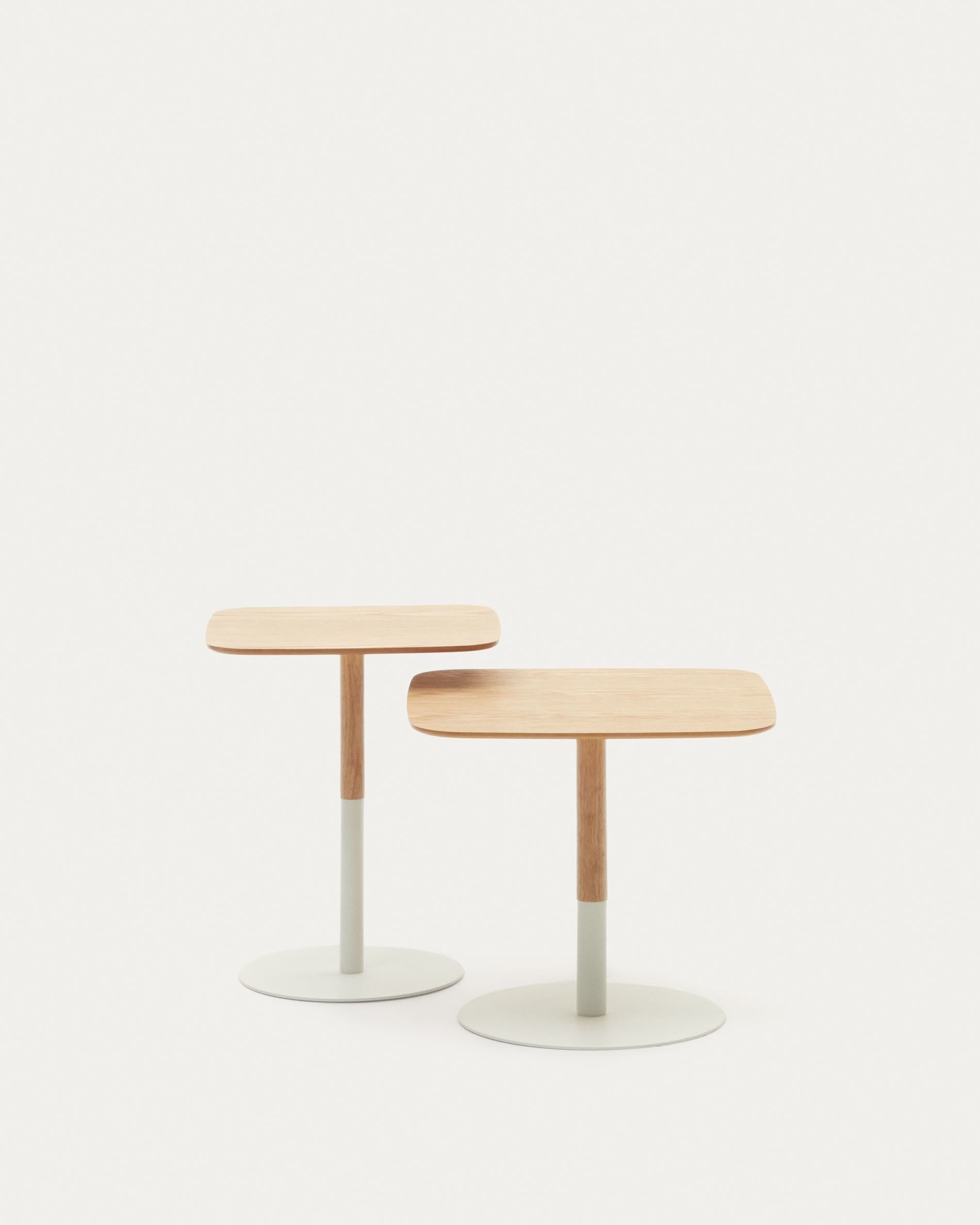 Elegantes Set aus 2 Beistelltischen mit Eichenfurnier und mattem Metallgestell, ideal für modernes Wohndesign.
