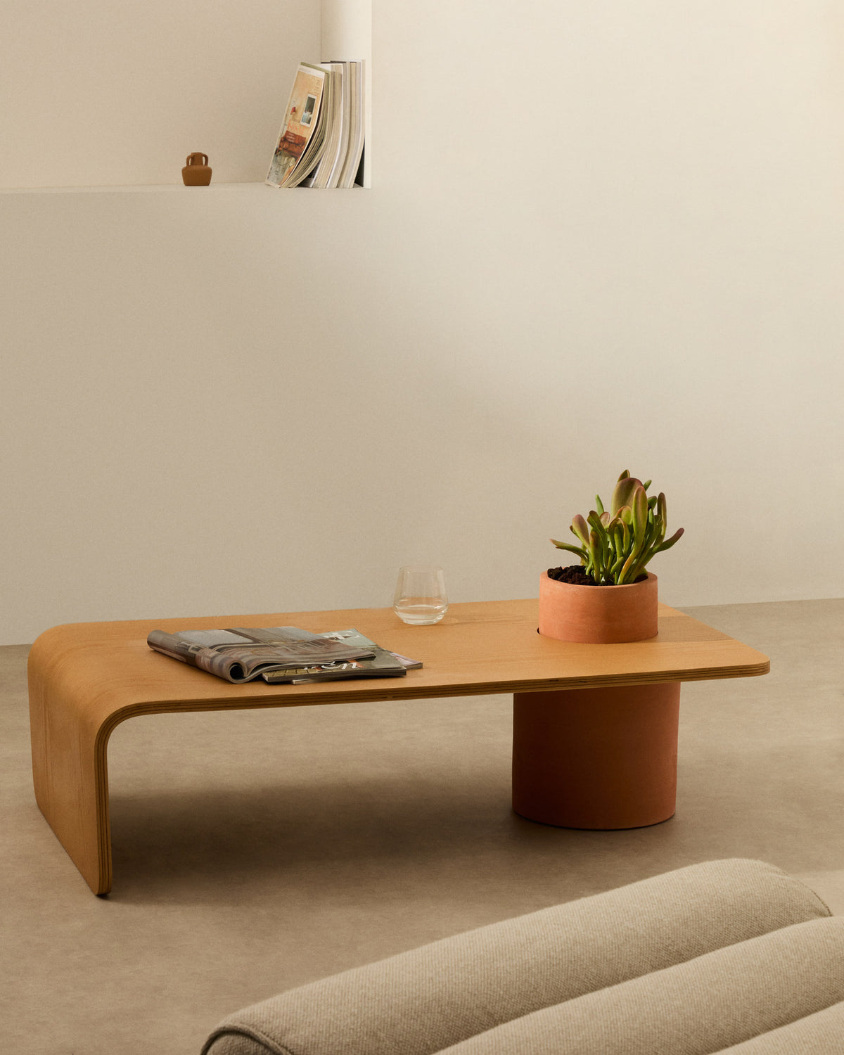 Couchtisch Olaria aus Terrakotta und Eichenfurnier mit naturfarbenem Finish 110 x 60 cm in Natur, Terrakotta präsentiert im Onlineshop von KAQTU Design AG. Couchtisch ist von Kave Home