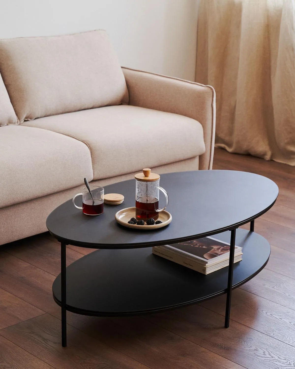 Moderner Fideia Couchtisch: Glas & Metall, stilvoll & robust.