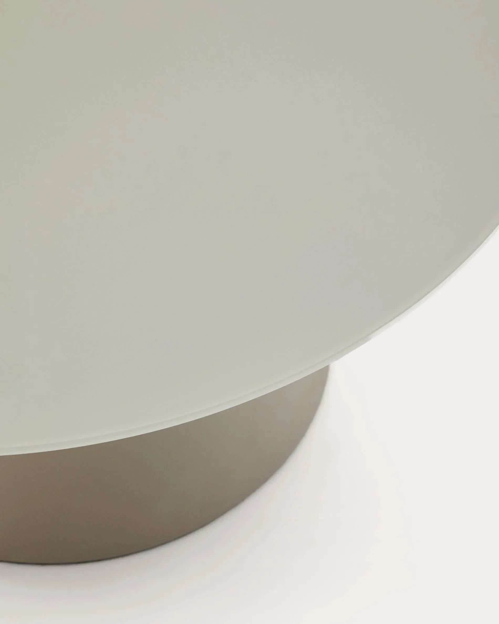 Eleganter Wilshire Couchtisch, Ø 80 cm, aus gehärtetem Glas und matt grauem Metall, modern und hochwertig, von Kave Home.