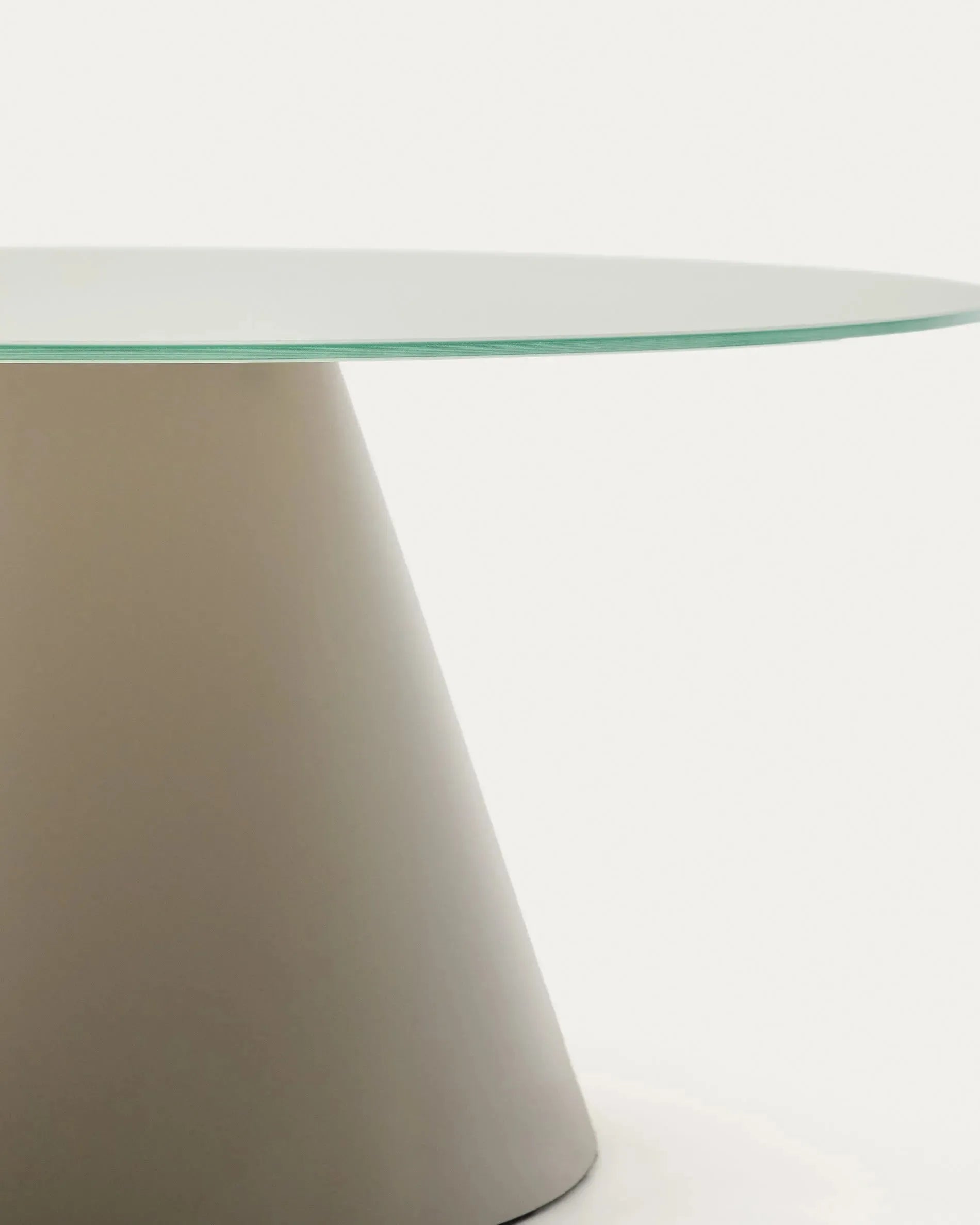 Moderner Wilshire Couchtisch Ø 80 cm, gehärtetes Glas, matt graues Metall, stilvoll und hochwertig, von Kave Home.