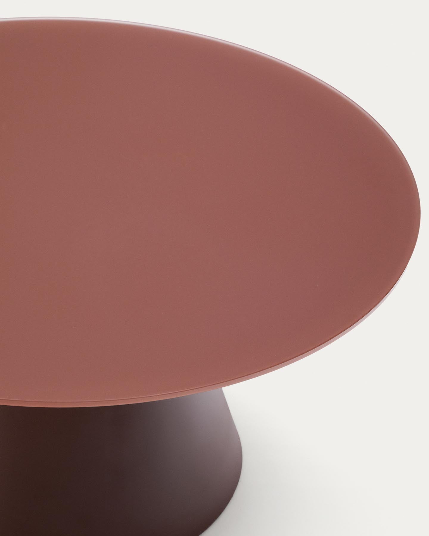 Wilshire Couchtisch aus gehärtetem Milchglas und Stahl matt terracottafarben lackiert Ø80 cm in Terrakotta präsentiert im Onlineshop von KAQTU Design AG. Couchtisch ist von Kave Home