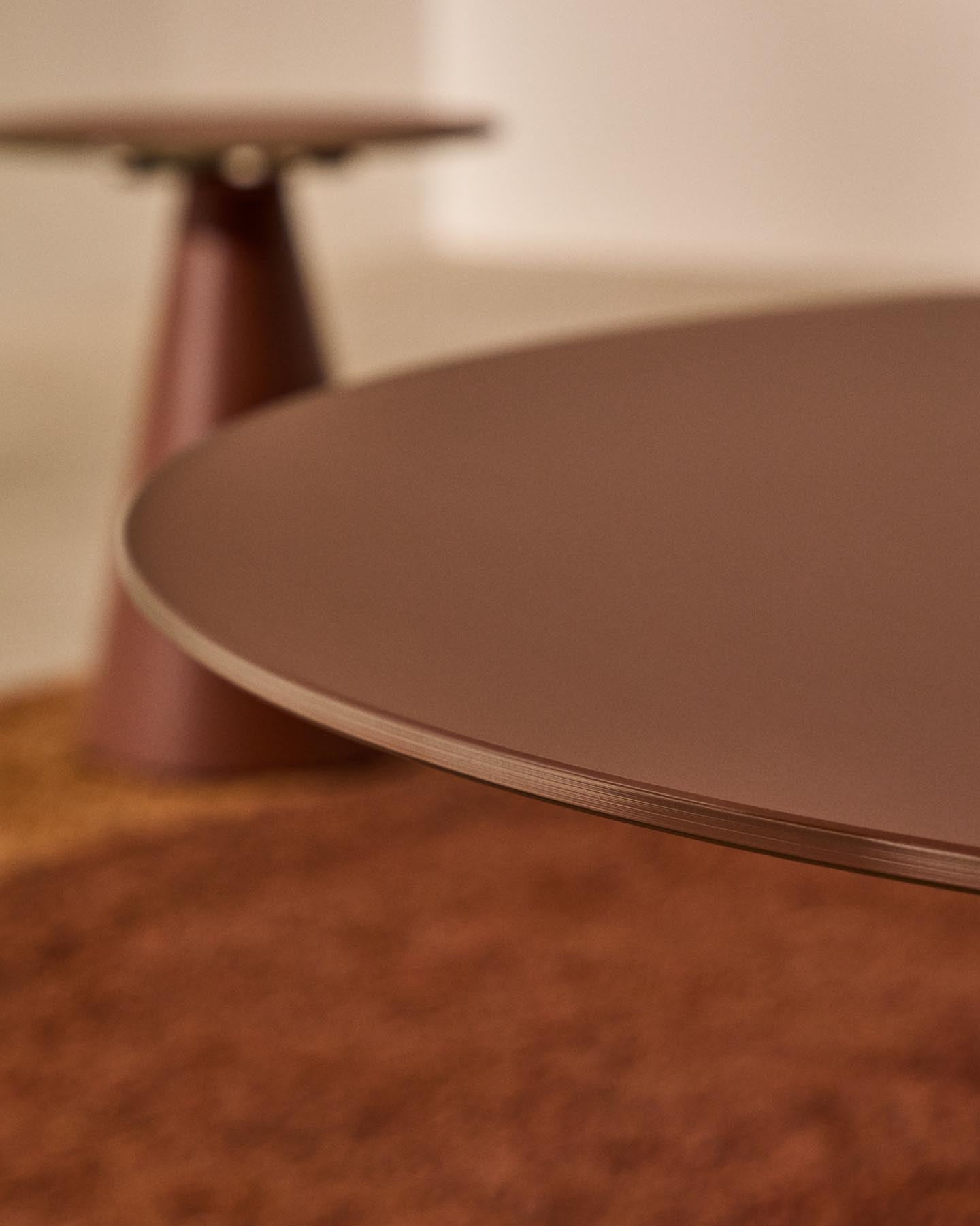 Wilshire Couchtisch aus gehärtetem Milchglas und Stahl matt terracottafarben lackiert Ø80 cm in Terrakotta präsentiert im Onlineshop von KAQTU Design AG. Couchtisch ist von Kave Home