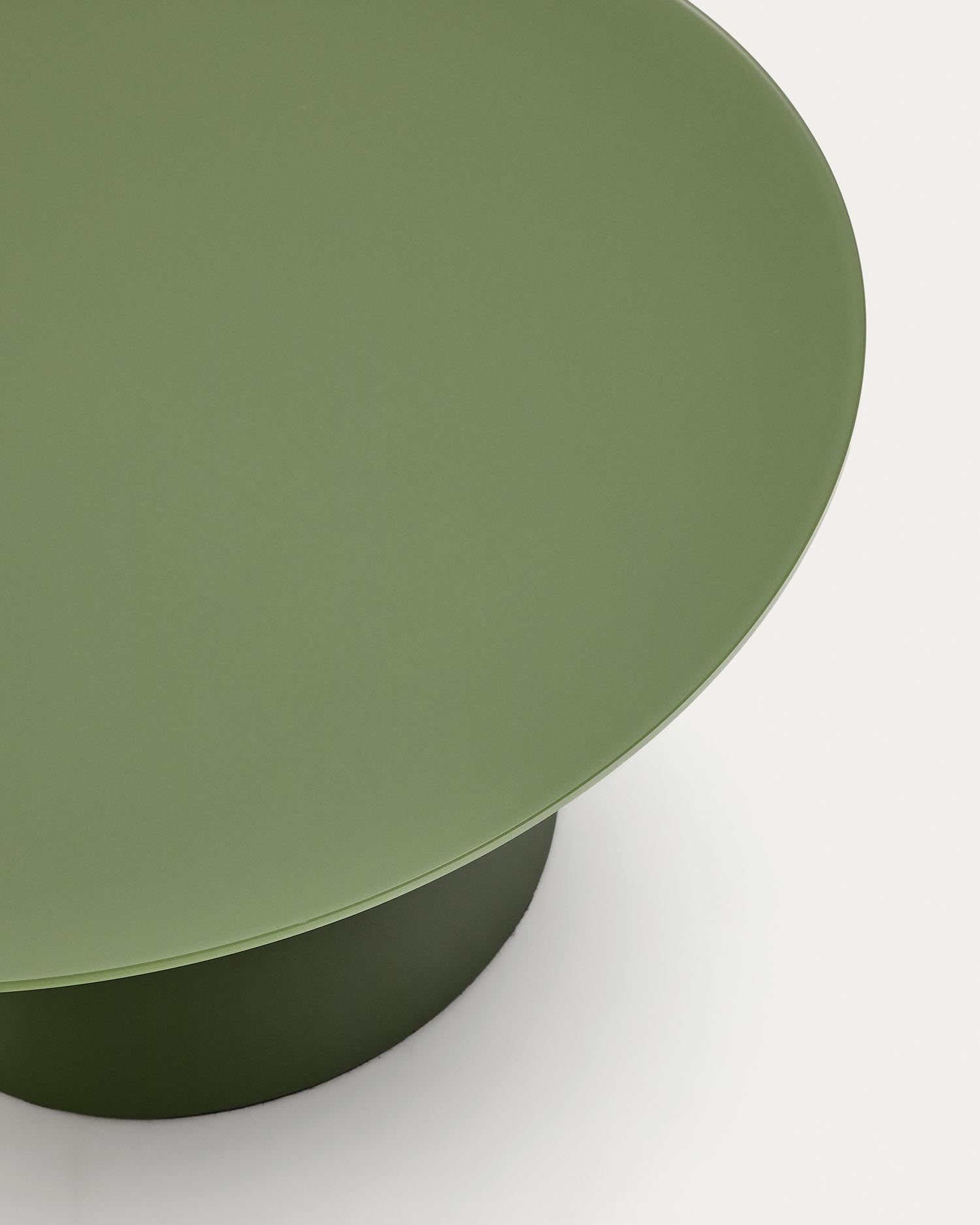 Wilshire Couchtisch aus gehärtetem Milchglas und Stahl matt grün lackiert Ø80 cm in Grün präsentiert im Onlineshop von KAQTU Design AG. Beistelltisch ist von Kave Home