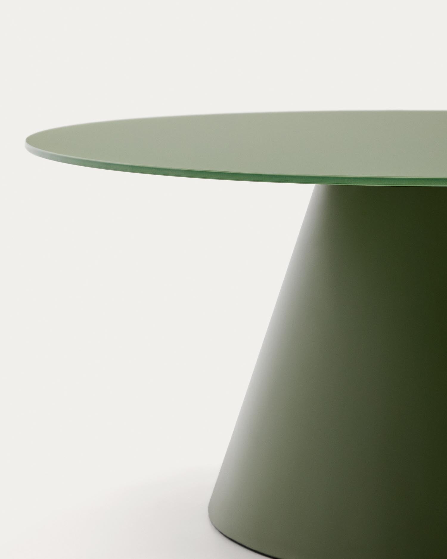 Wilshire Couchtisch aus gehärtetem Milchglas und Stahl matt grün lackiert Ø80 cm in Grün präsentiert im Onlineshop von KAQTU Design AG. Beistelltisch ist von Kave Home