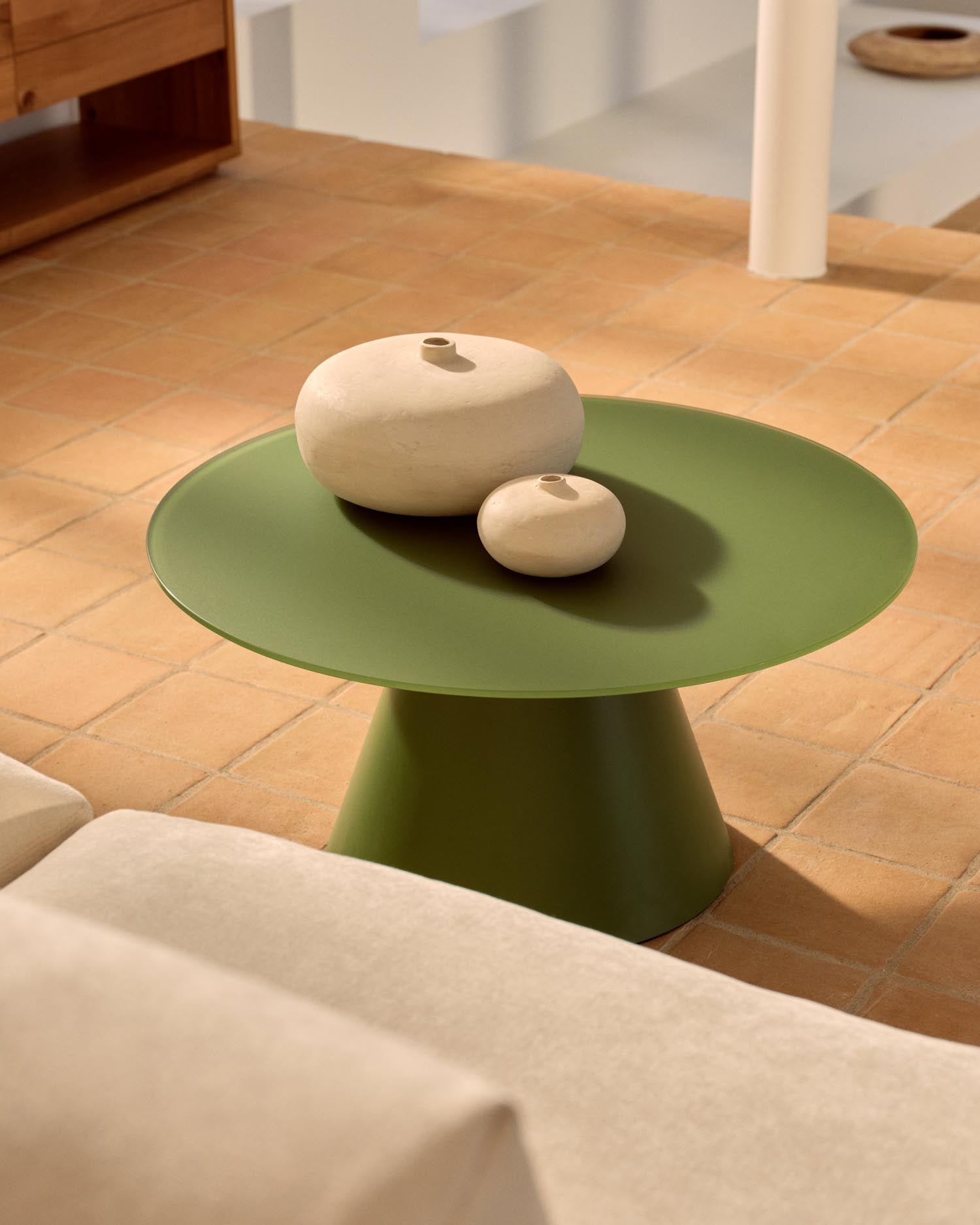 Wilshire Couchtisch aus gehärtetem Milchglas und Stahl matt grün lackiert Ø80 cm in Grün präsentiert im Onlineshop von KAQTU Design AG. Beistelltisch ist von Kave Home