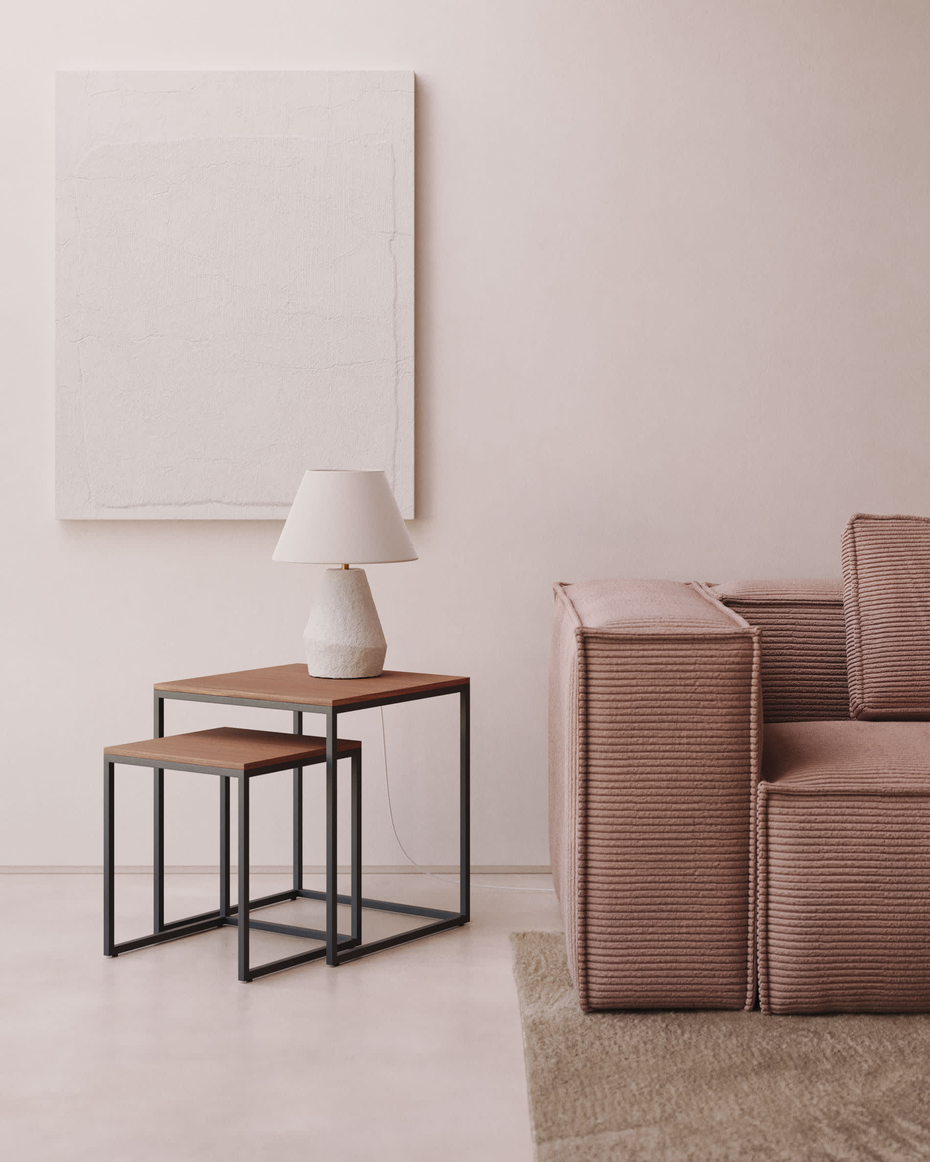 Das Yoana Set: Zwei stilvolle Beistelltische aus hochwertigem Nussholzfurnier und schwarzem Metall, perfekt für zeitgemäßes Interieur.