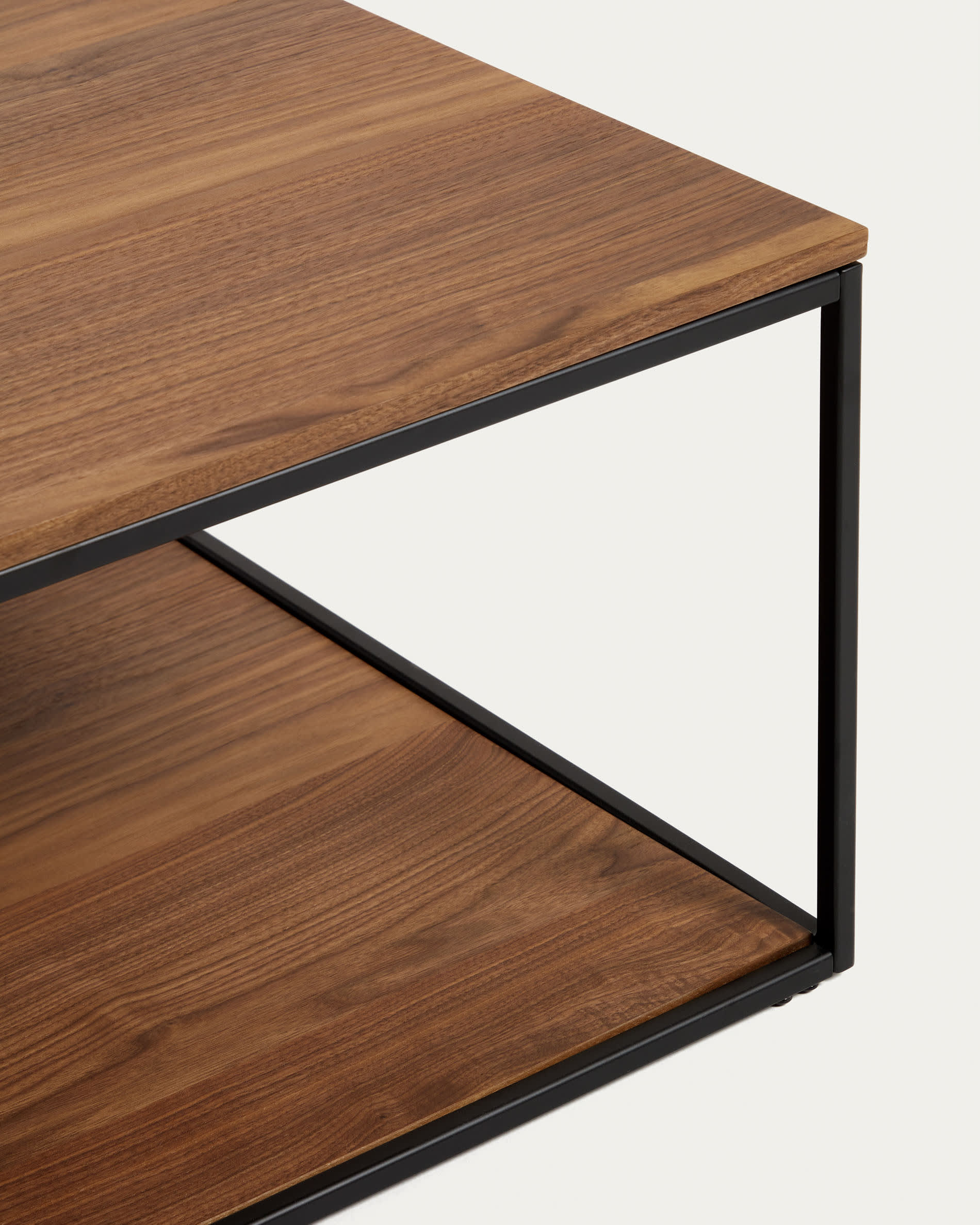 Eleganter Couchtisch mit edlem Nussholzfurnier und stabilem schwarzen Metallgestell, 80x80 cm, von Kave Home.