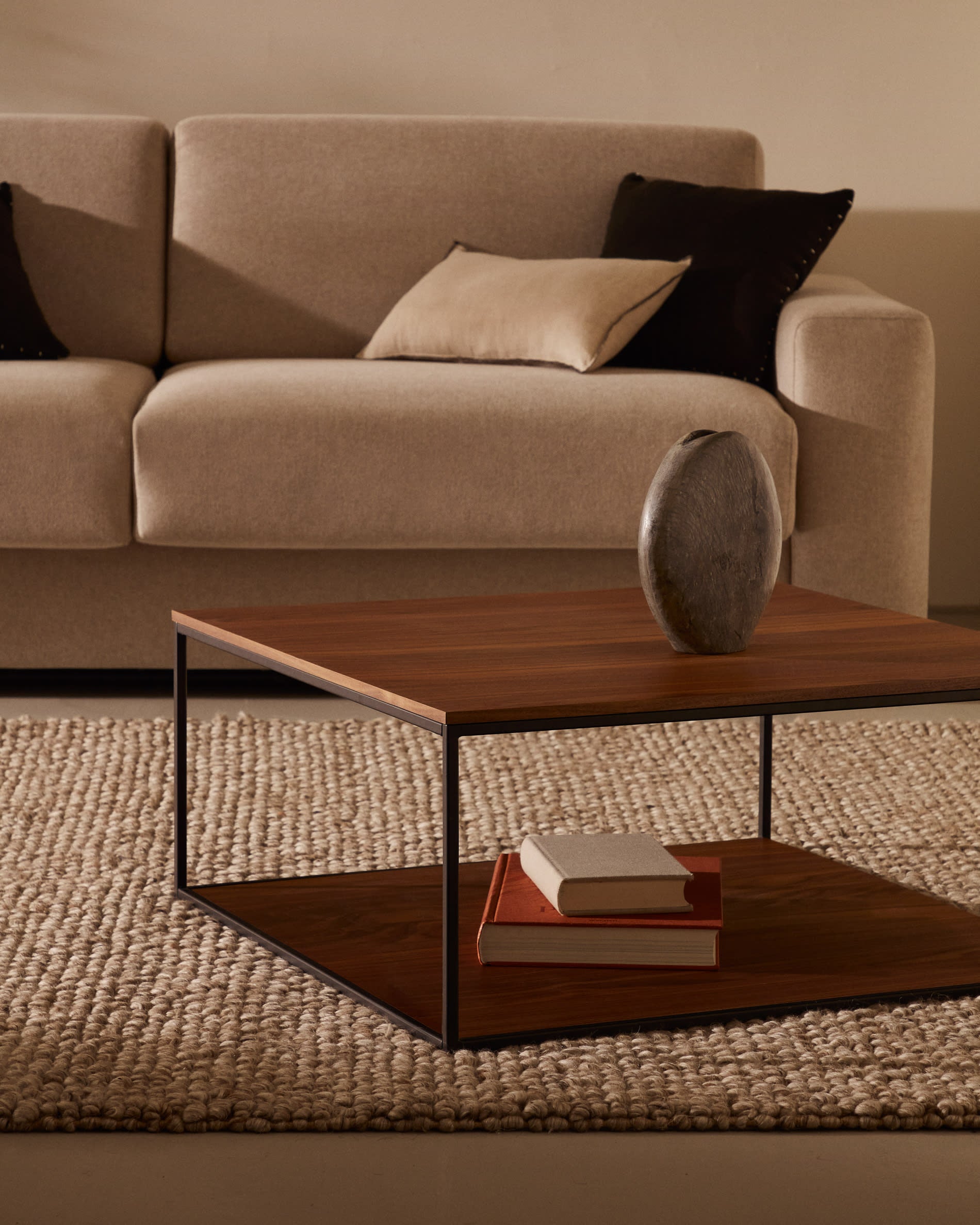 Moderner Couchtisch mit Nussholzfurnier und schwarzem Metallgestell, 80x80 cm, stilvoll und funktional von Kave Home.