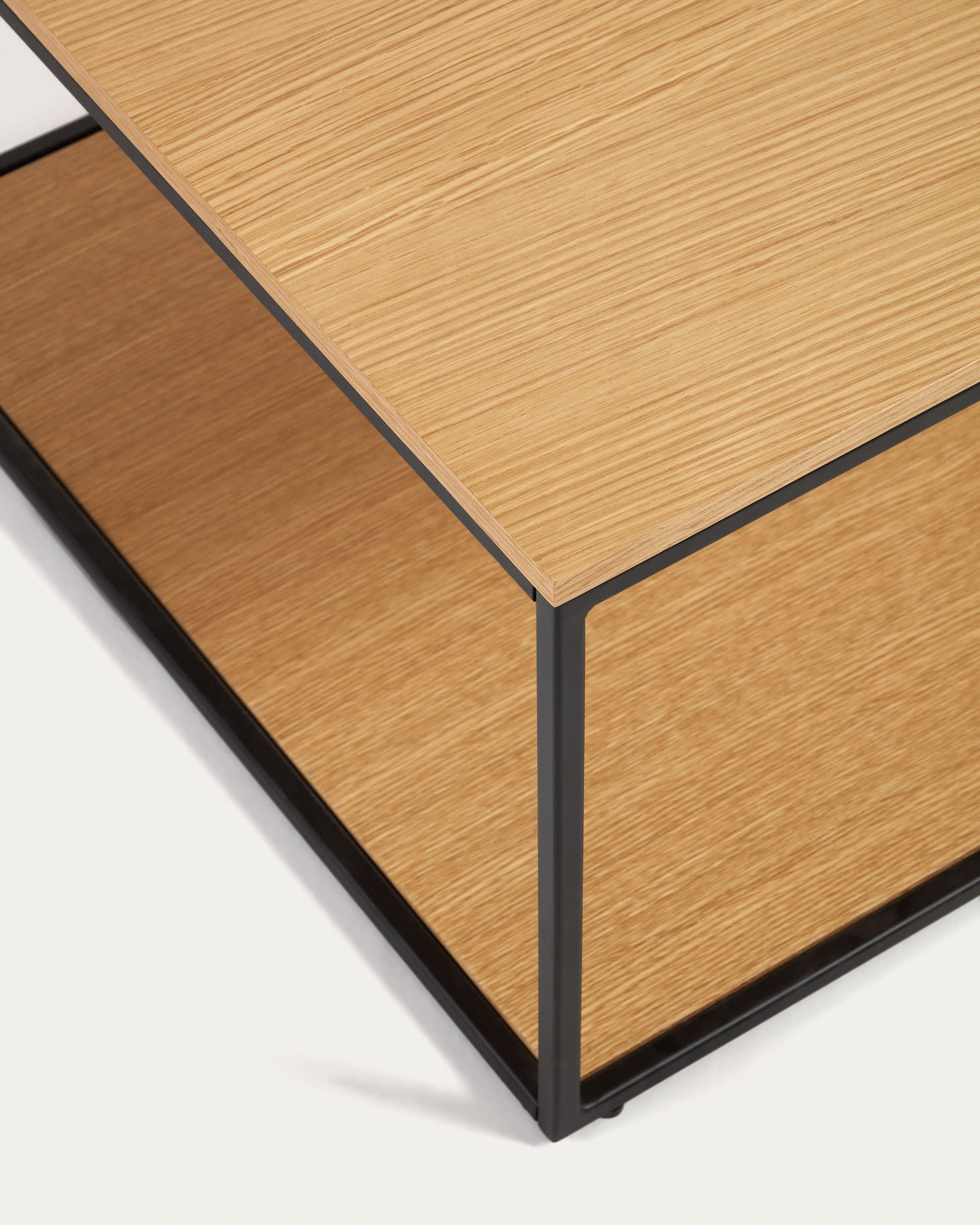 Moderner Couchtisch mit Eichenfurnierplatte und schwarzem Metallgestell, 110x60 cm, stilvoll und funktional.