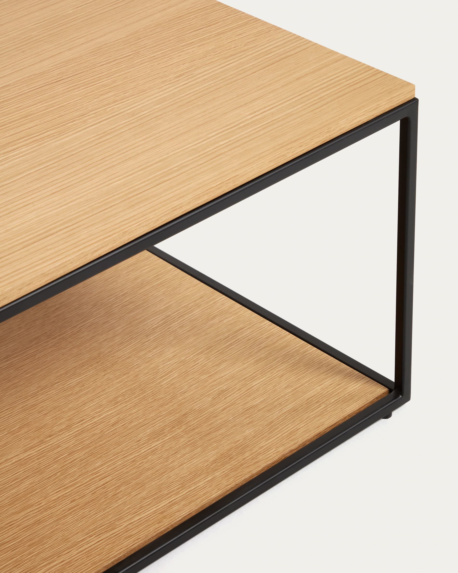 Eleganter Couchtisch mit Eichenfurnier und schwarzem Metallgestell, 110x60 cm, ideal für modernes Wohndesign.