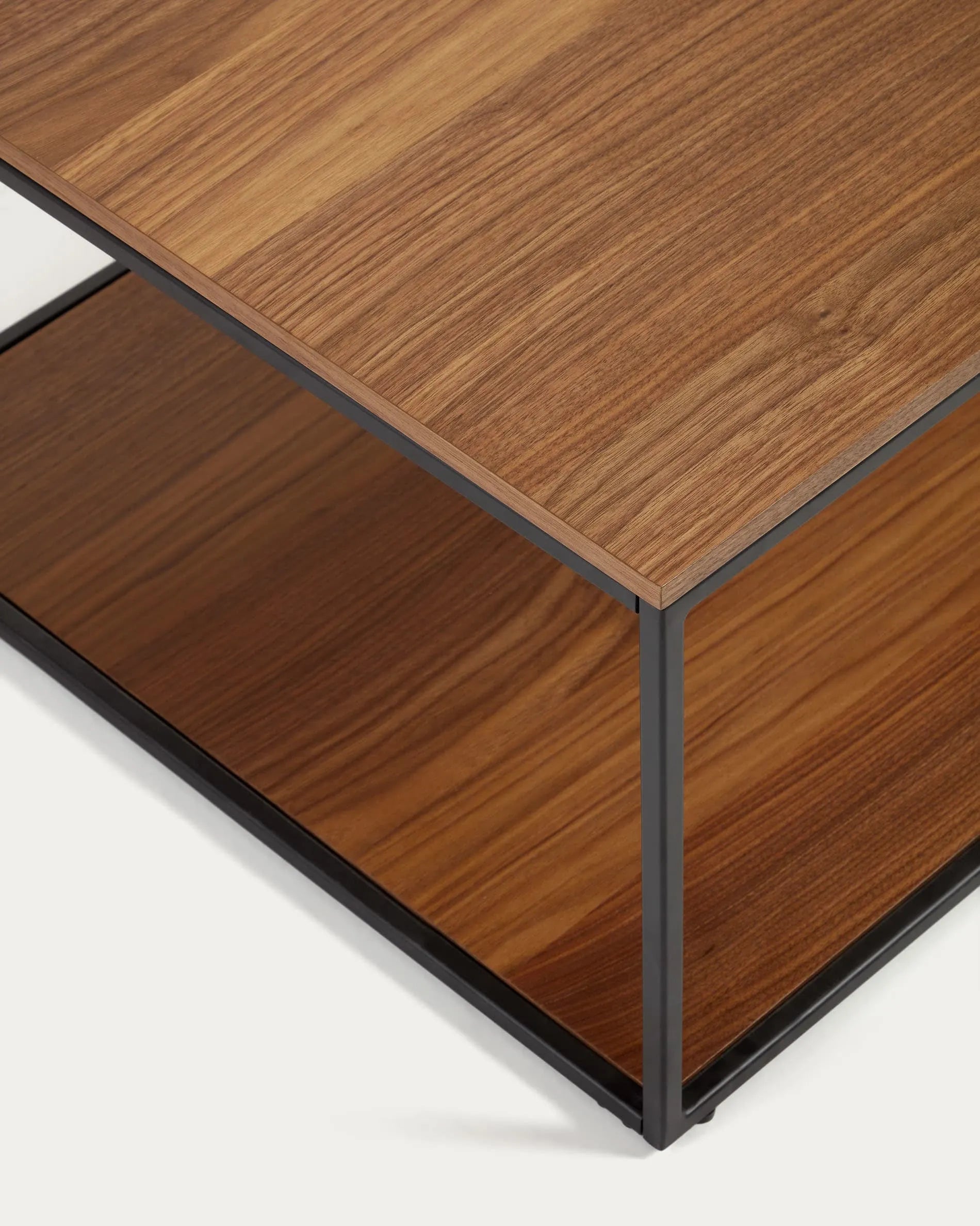 Eleganter Couchtisch mit Nussholzfurnier und schwarzem Metallgestell, 110x60 cm, modernes Design, ideal für stilvolle Wohnräume.