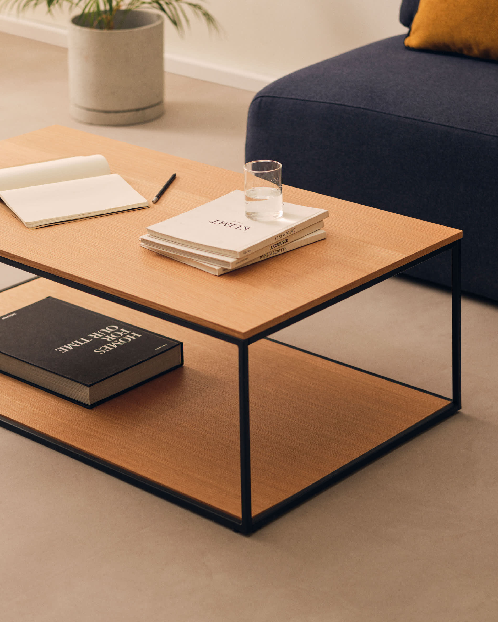 Das Yoana Set besteht aus zwei stilvollen Beistelltischen mit Eichenfurnier und schwarzem Metall, ideal für modernes Wohndesign.