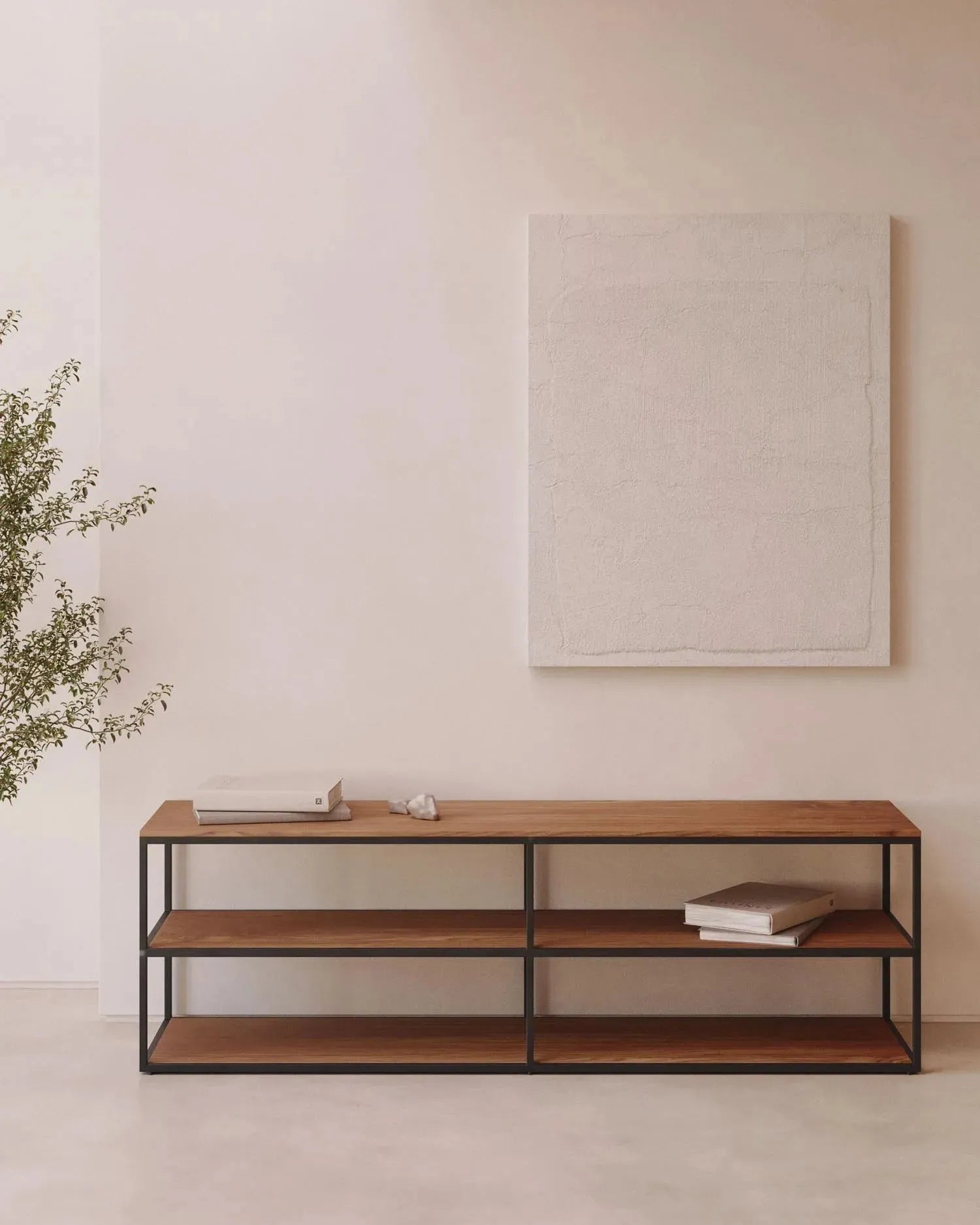 Elegantes TV-Möbel aus Eichenfurnier mit weißem Metallgestell, 160x40 cm, bietet stilvollen Stauraum für moderne Wohnräume.