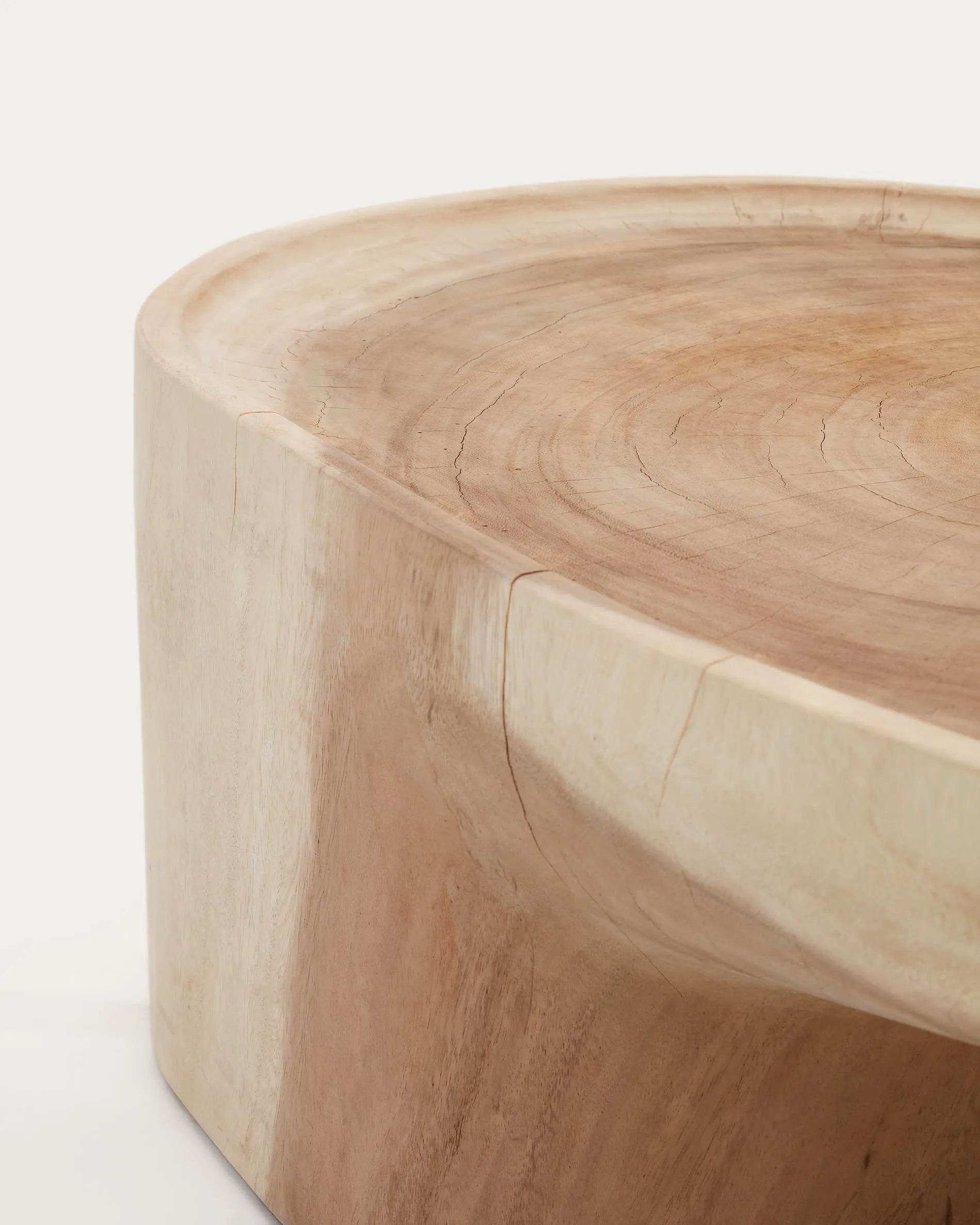 Eleganter Couchtisch aus massivem Mungurholz, Ø 90 cm, H 50 cm, vereint natürliche Schönheit und Funktionalität.