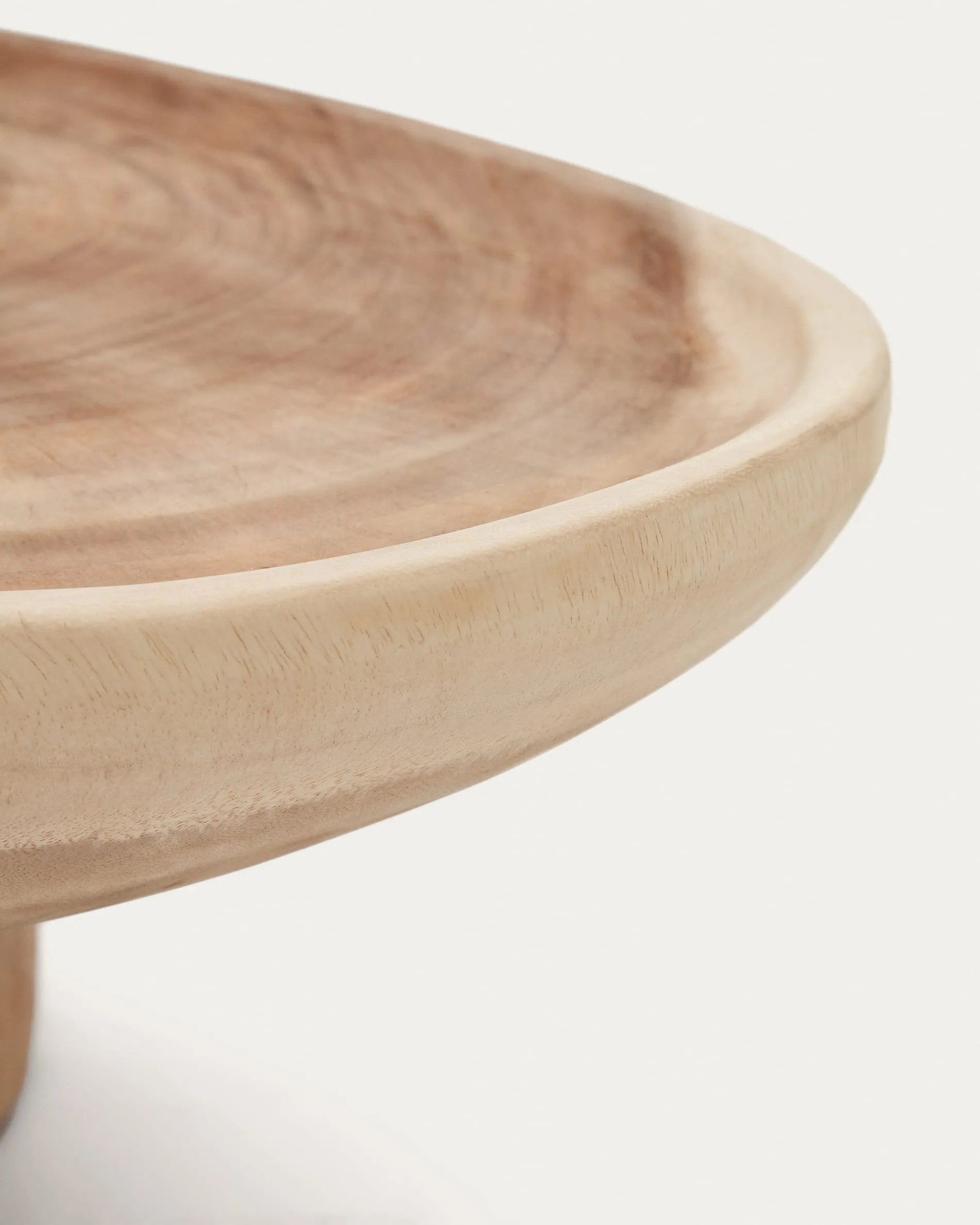 Eleganter Couchtisch aus massivem Mungurholz, Ø 90 cm, H 50 cm, vereint natürliche Schönheit und Funktionalität.