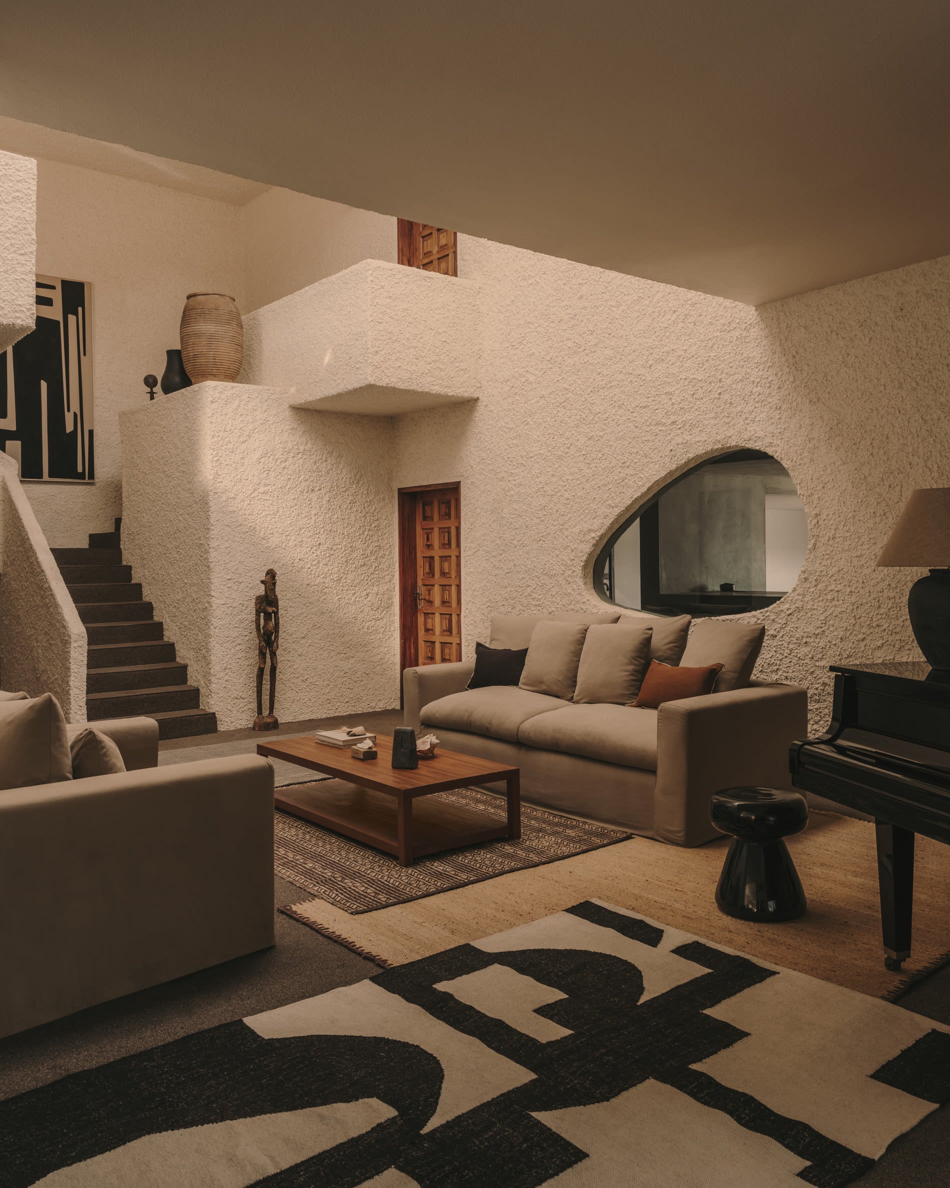 Eleganter Teakholz-Couchtisch, 150x70 cm, vereint Robustheit und Stil, ideal für moderne und klassische Räume.