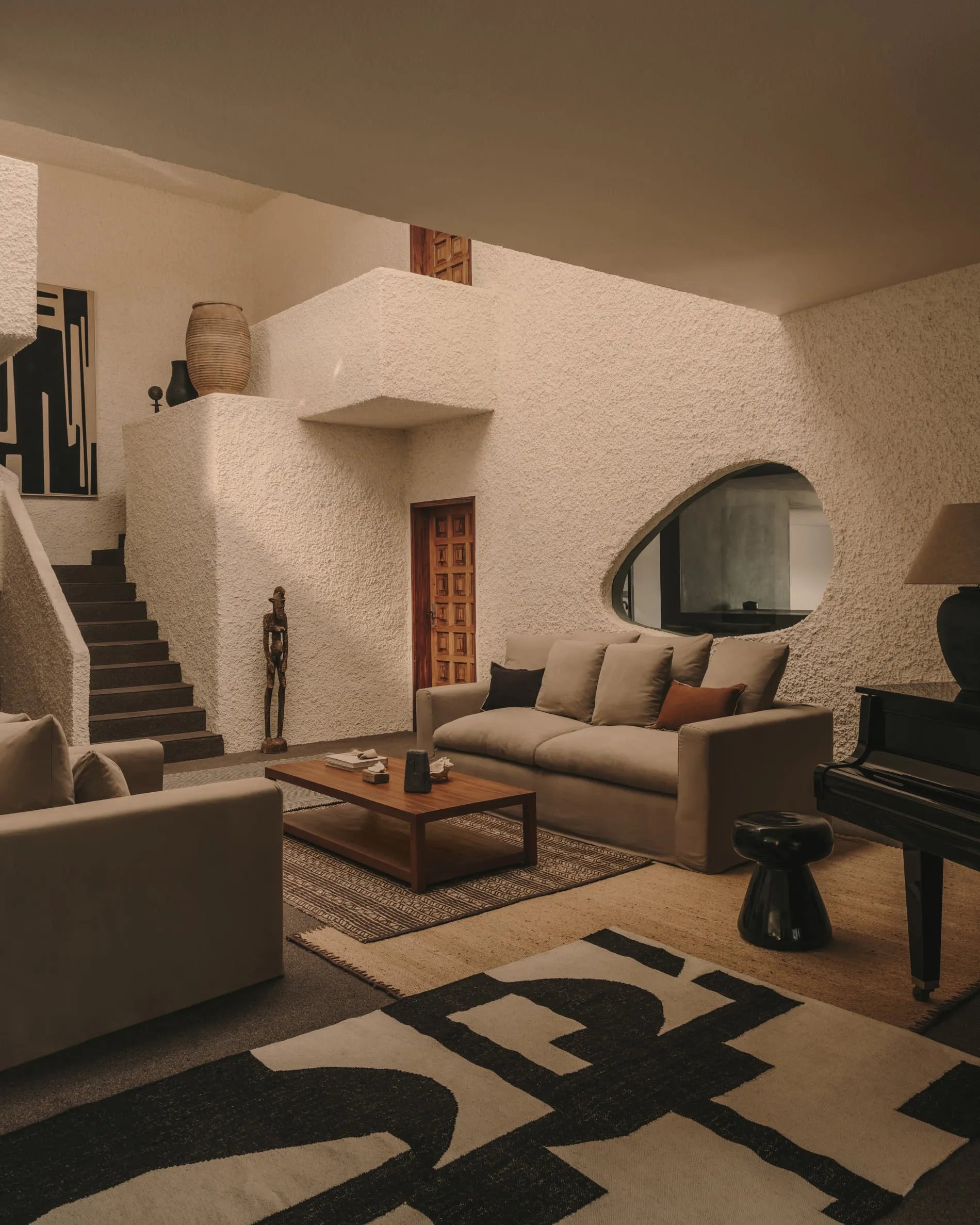 Eleganter Teakholz-Couchtisch, 150x70 cm, vereint Robustheit und Stil, ideal für moderne und klassische Räume.
