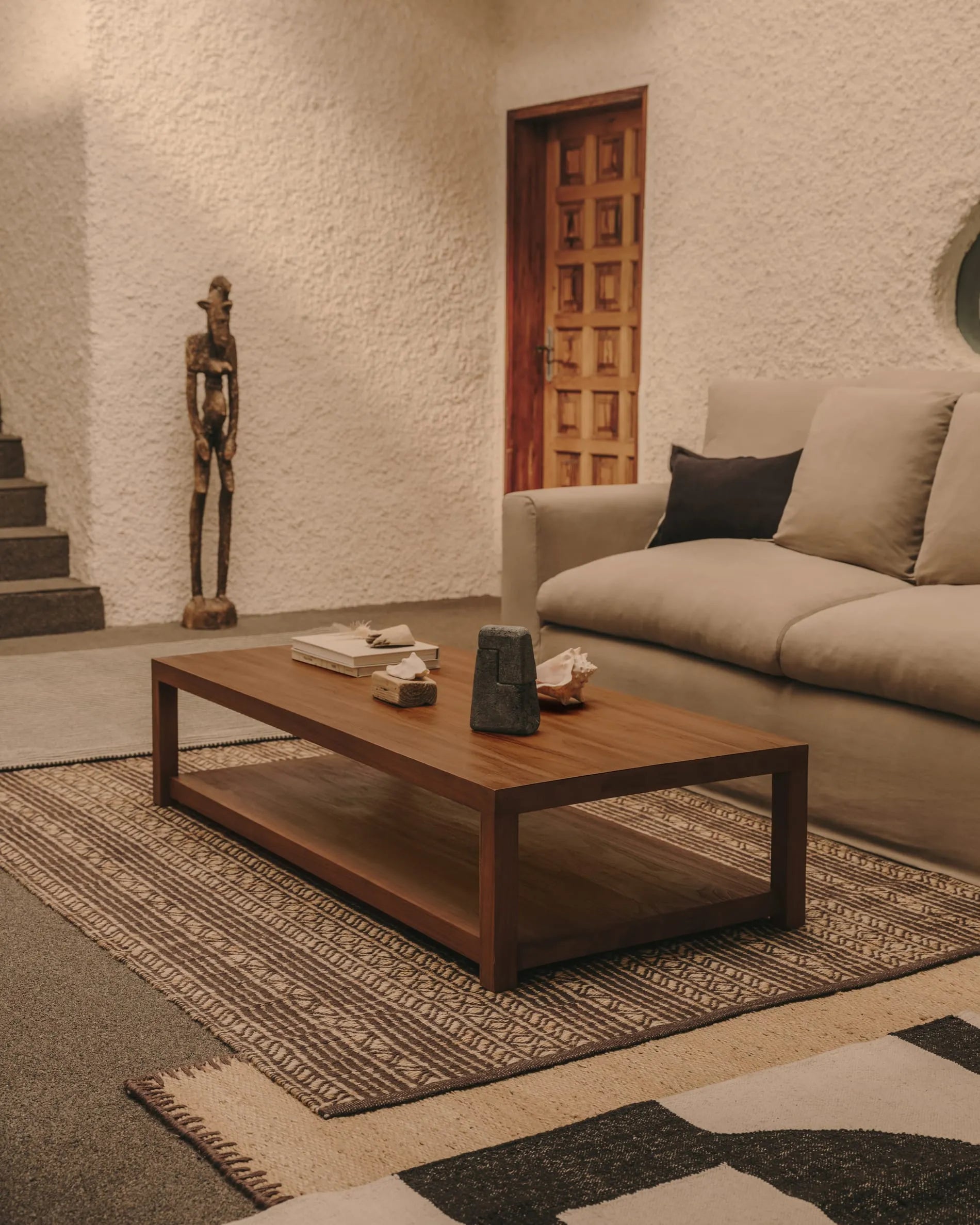 Eleganter Teakholz-Couchtisch, 150x70 cm, vereint Robustheit und Stil, ideal für moderne und klassische Räume.