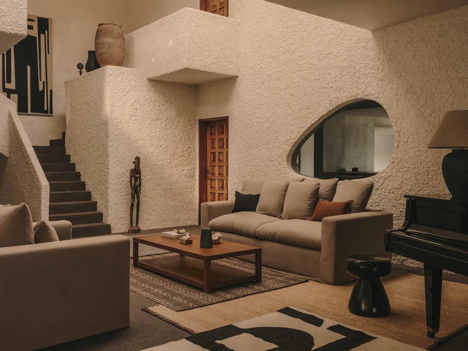 Eleganter Teakholz-Couchtisch, 150x70 cm, vereint Robustheit und Stil, ideal für moderne und klassische Räume.