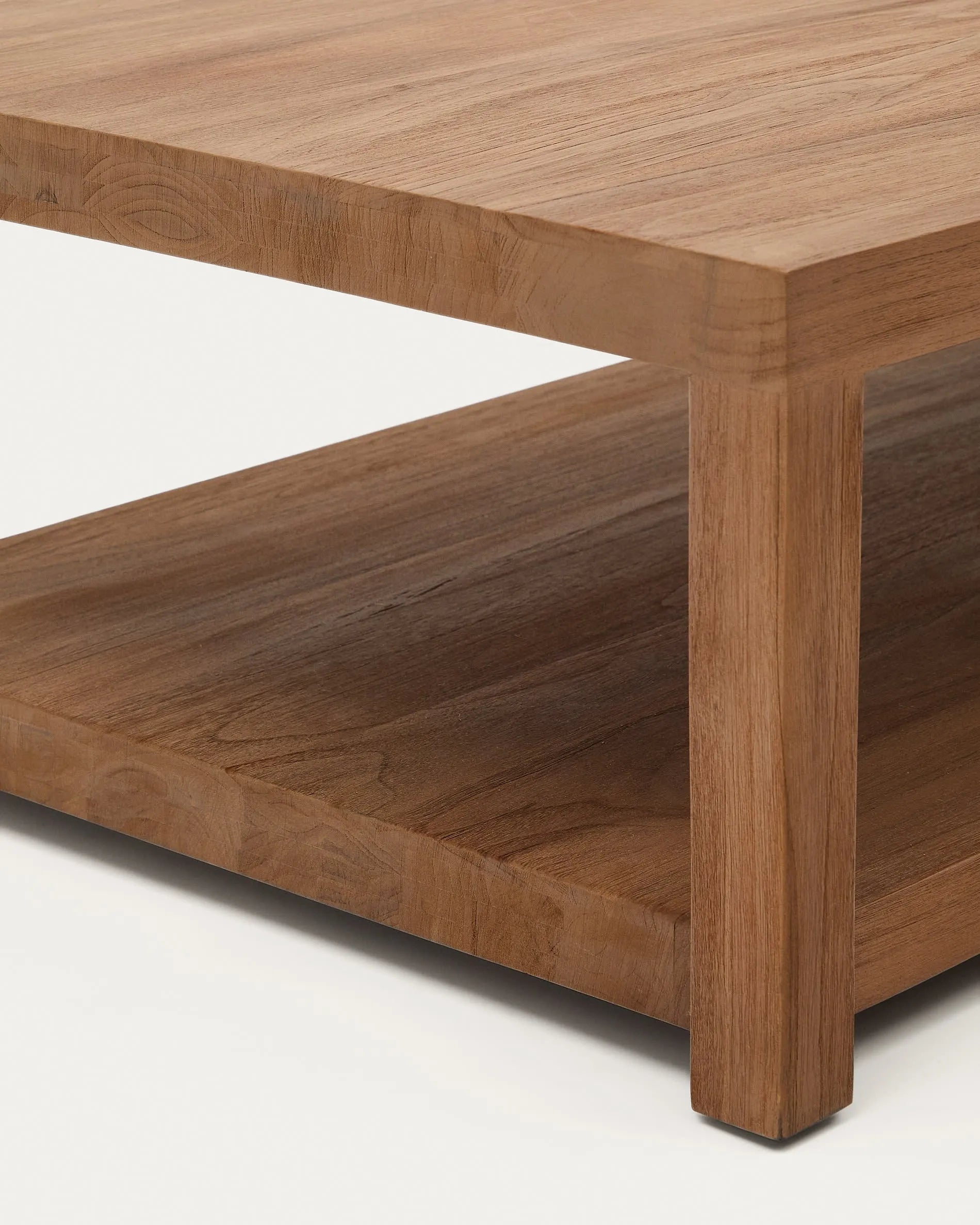 Eleganter Teakholz-Beistelltisch, 90x90 cm, mit gebürsteter Oberfläche, ideal für stilvolle Akzente in jedem Raum.