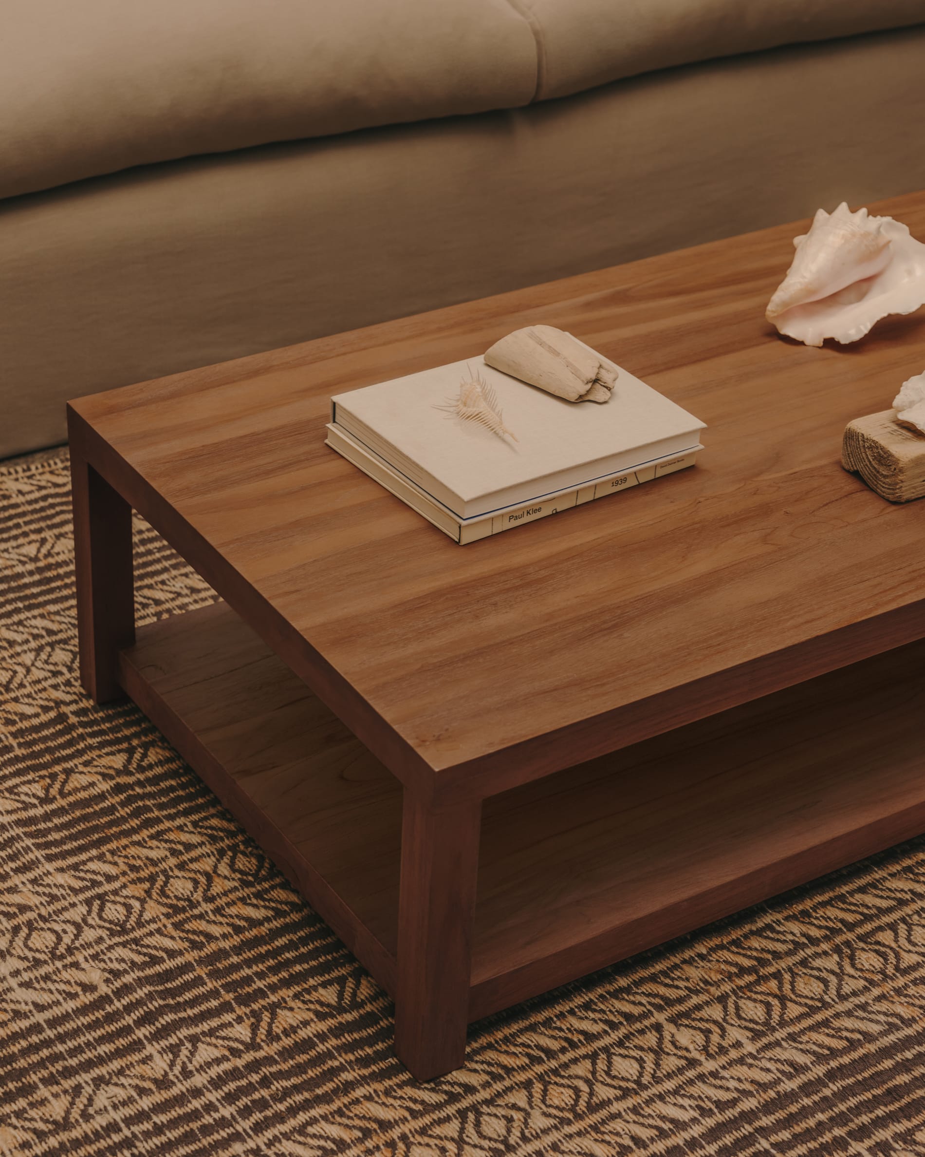 Sashi Beistelltisch aus Teakholz, 90x90 cm, von Kave Home – robust, stilvoll und perfekt für moderne Wohnräume.