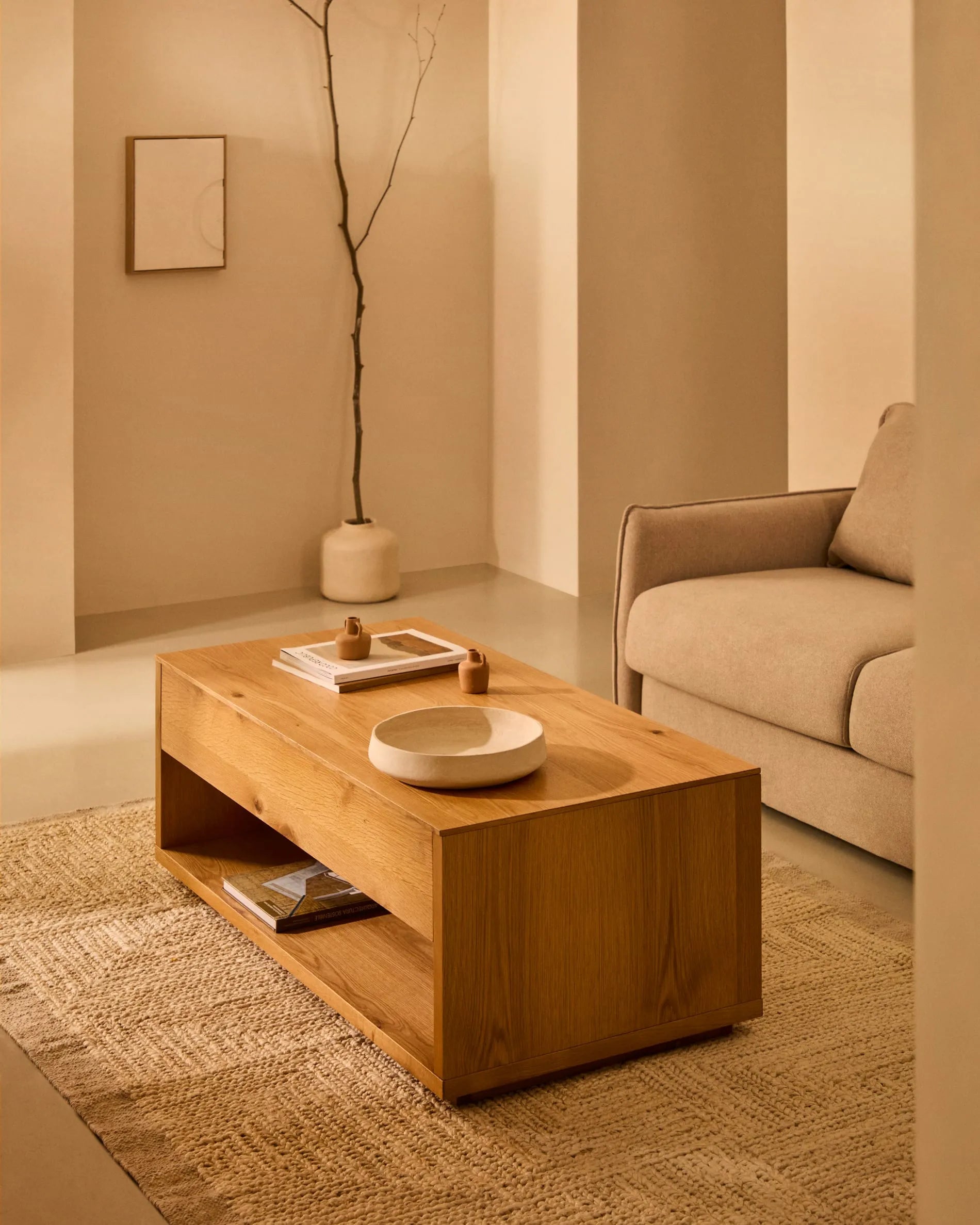 Eleganter Couchtisch aus Eichenfurnier, naturfarben, 120x60 cm, von Kave Home. Praktisch hochklappbar, ideal für modernes Wohnen.