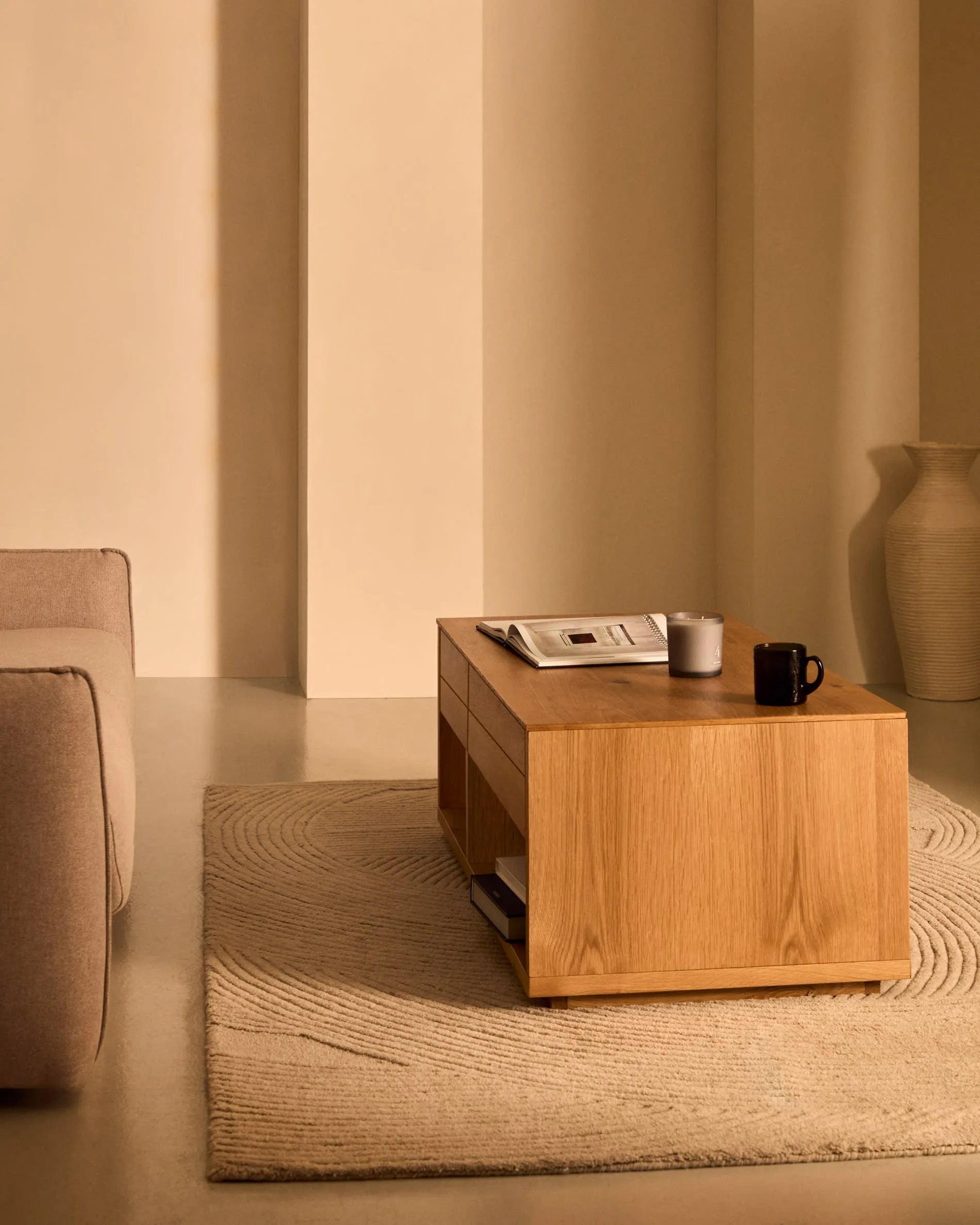 Eleganter Couchtisch aus Eichenfurnier mit zwei Schubladen, naturfarbenes Finish, 140x60 cm, stilvoll und funktional.