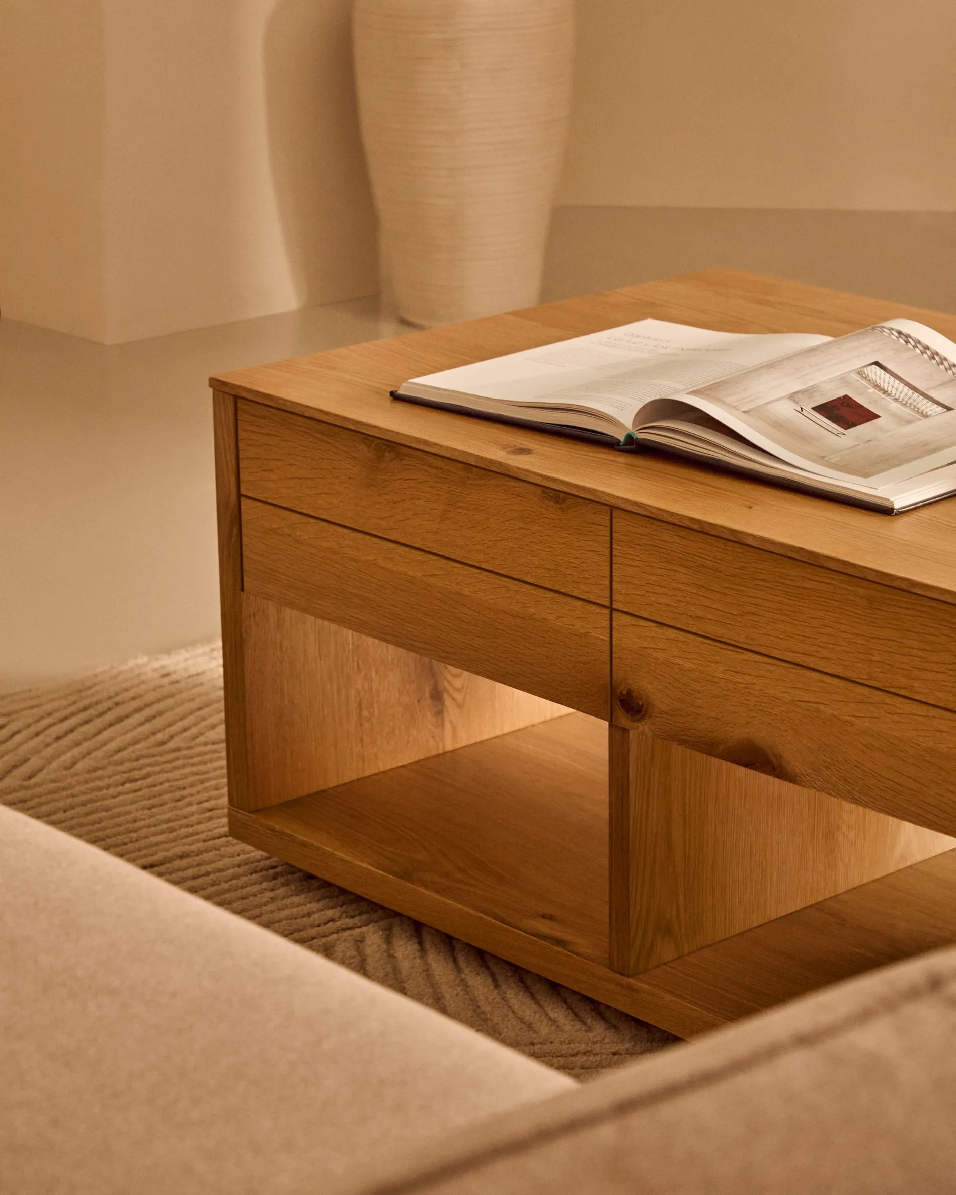Eleganter Couchtisch aus Eichenfurnier mit zwei Schubladen, naturfarbenes Finish, 140x60 cm, stilvoll und funktional.