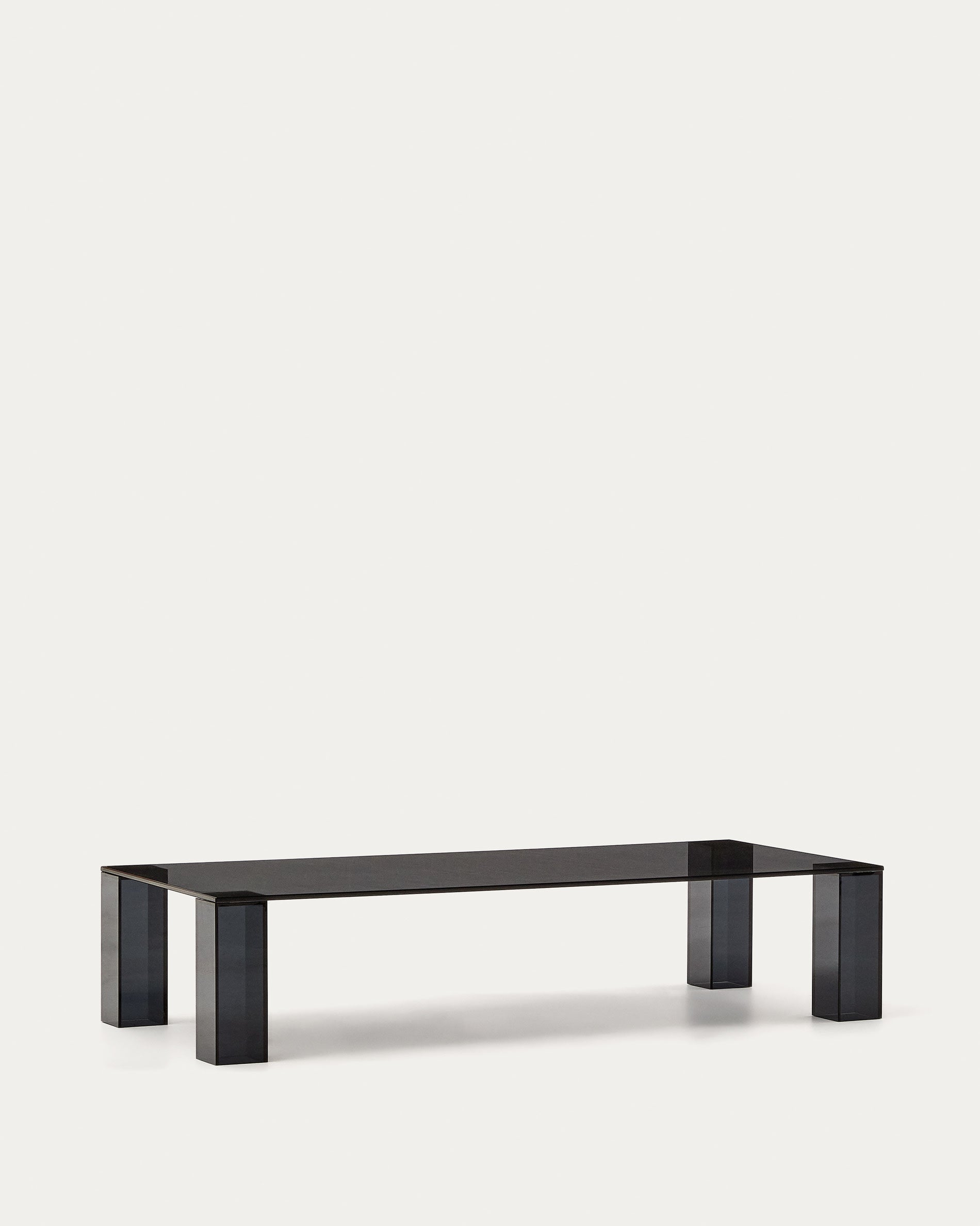 Moderner Couchtisch aus dunkelgrauem gehärtetem Glas, 140 x 60 cm, stilvoll und robust, von Kave Home.