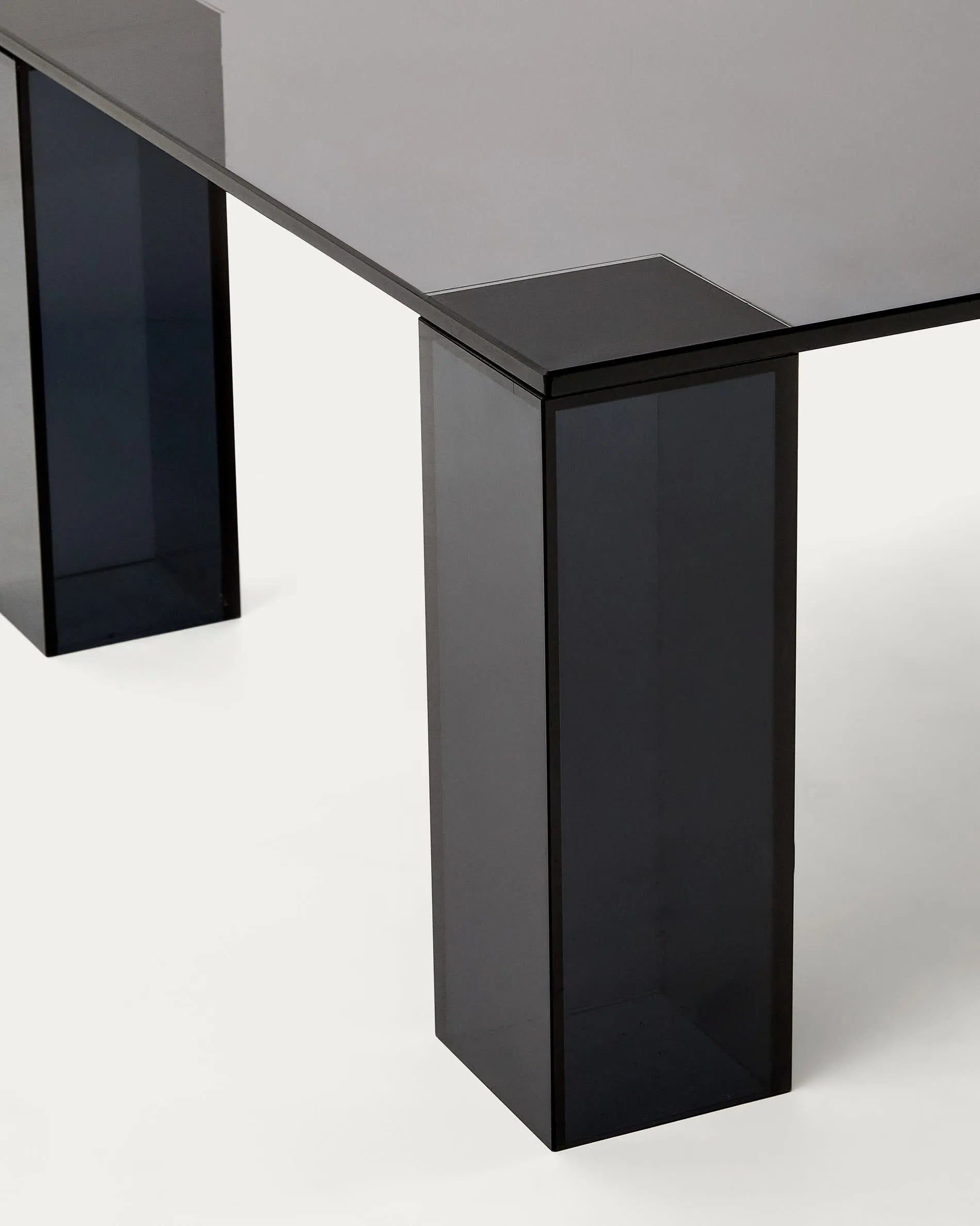 Eleganter Couchtisch aus dunkelgrauem Glas, 140x60 cm, vereint modernes Design mit Funktionalität und zeitloser Ästhetik.