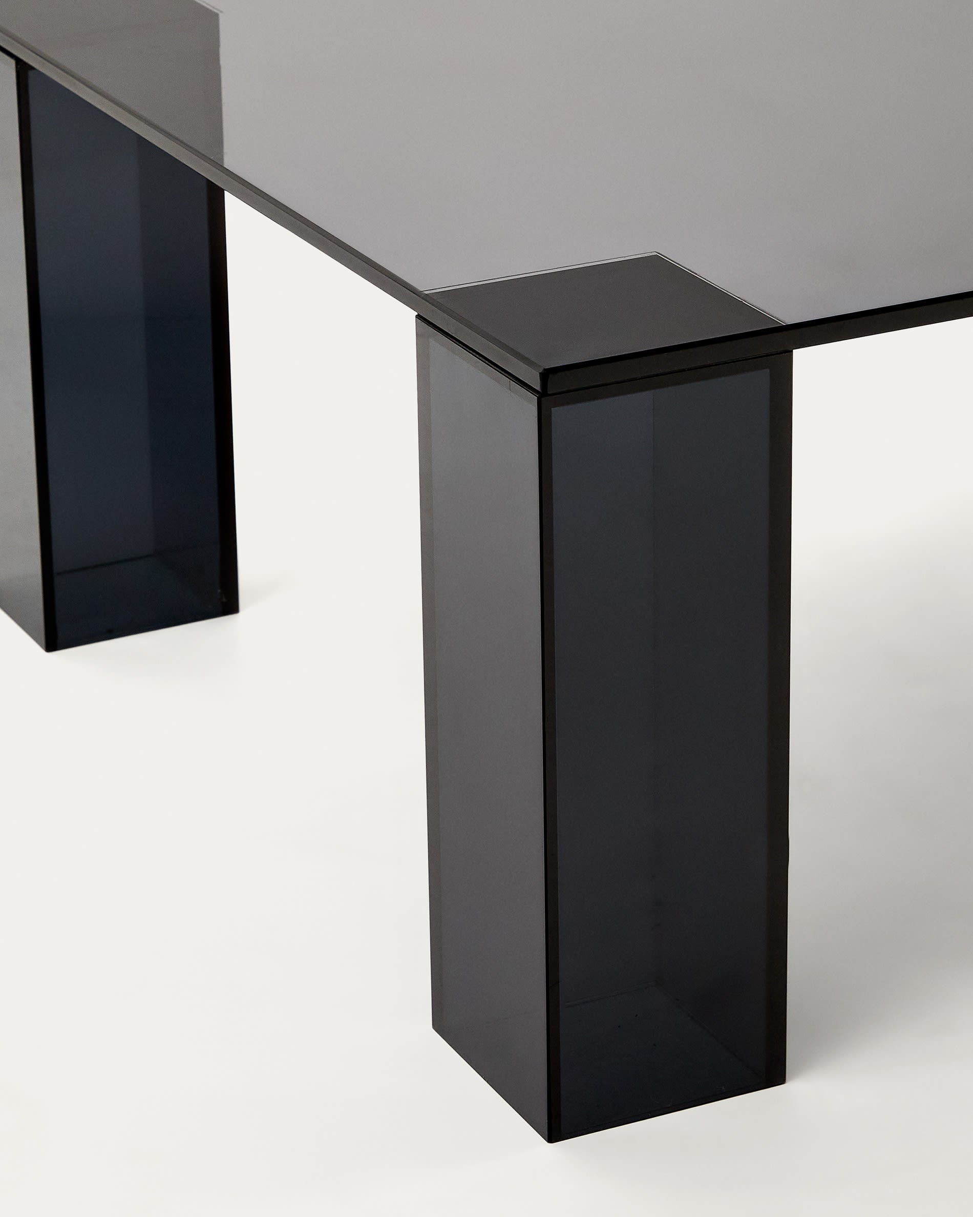 Eleganter Couchtisch aus dunkelgrauem Glas, 140x60 cm, vereint modernes Design mit Funktionalität und zeitloser Ästhetik.