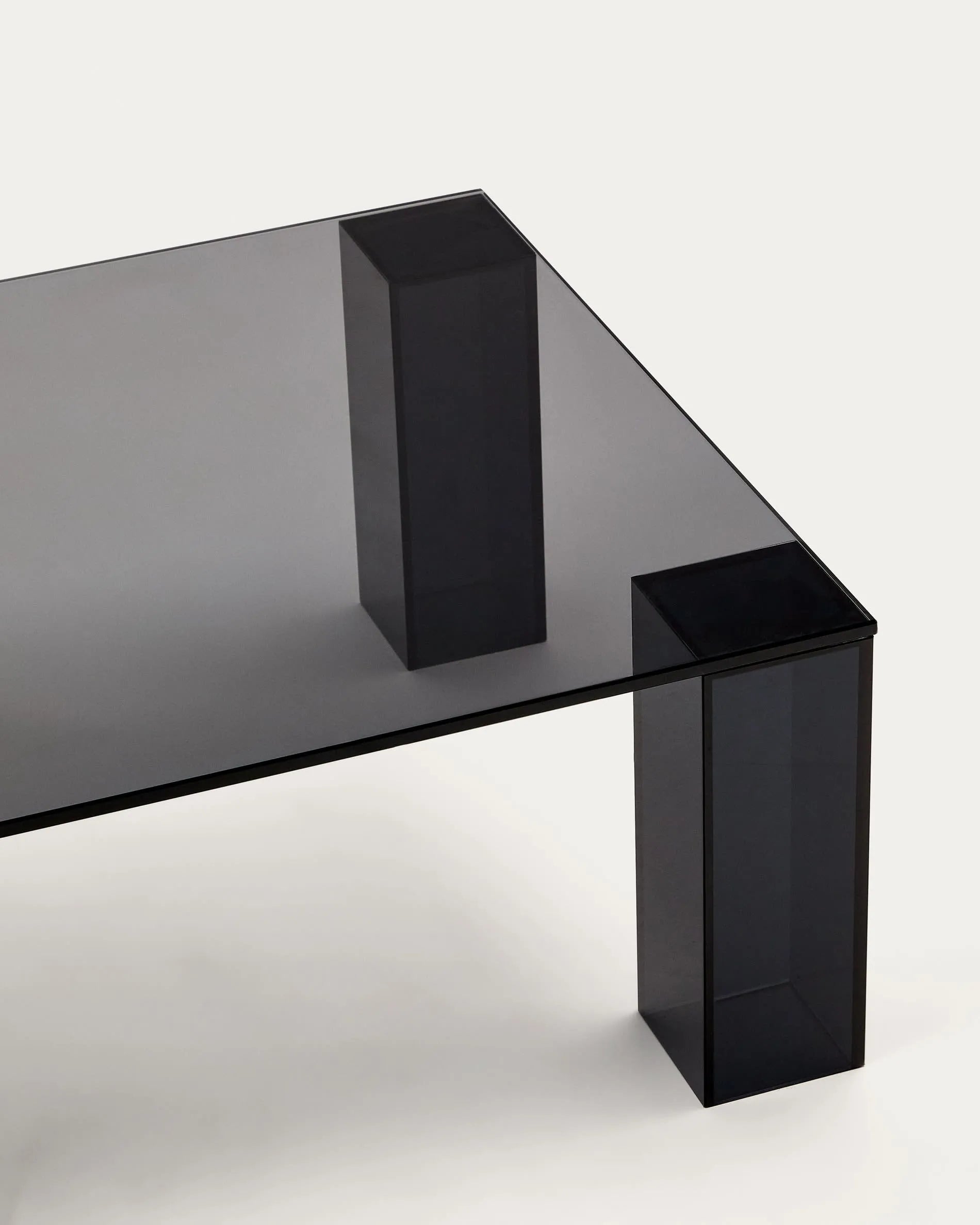 Eleganter Couchtisch aus dunkelgrauem Glas, 140x60 cm, vereint modernes Design mit Funktionalität und zeitloser Ästhetik.