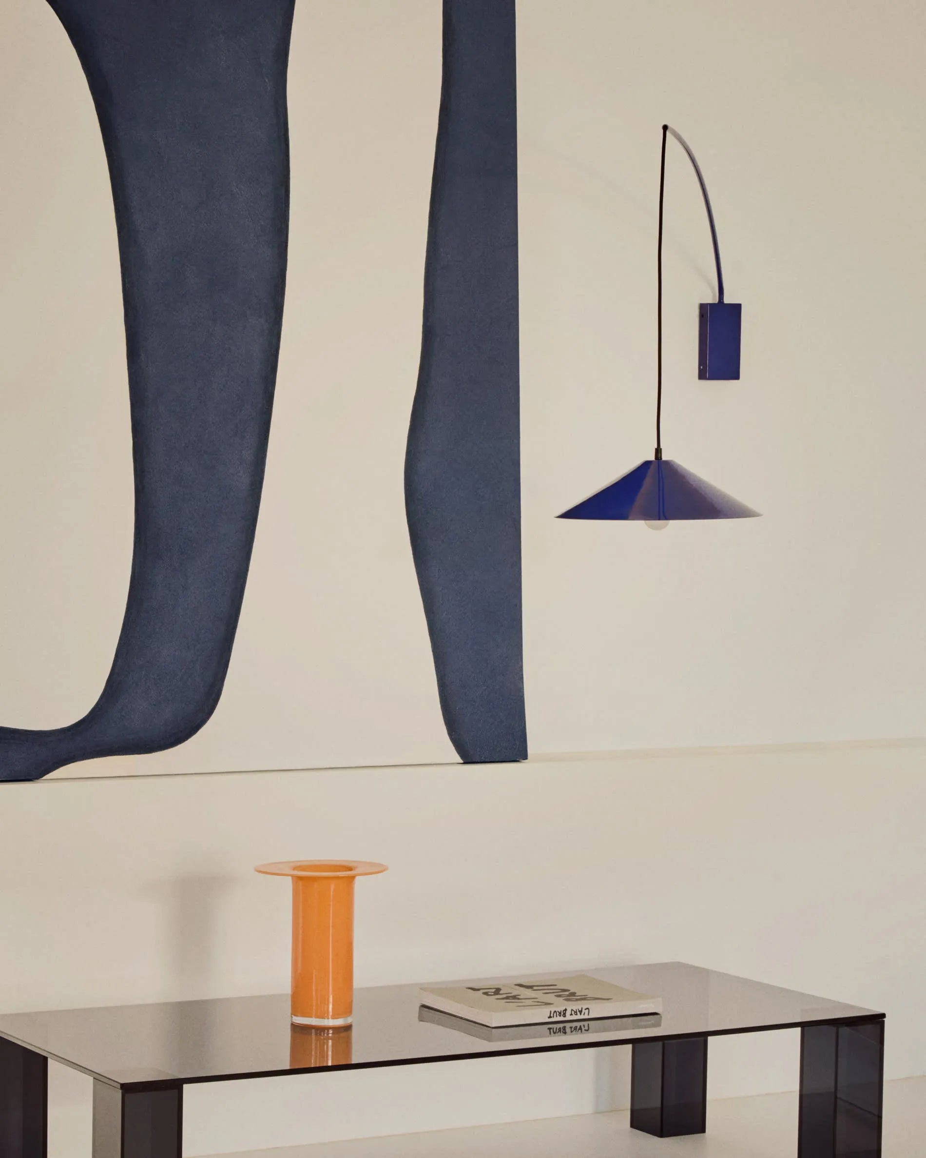 Eleganter Couchtisch aus dunkelgrauem Glas, 140x60 cm, vereint modernes Design mit Funktionalität und zeitloser Ästhetik.