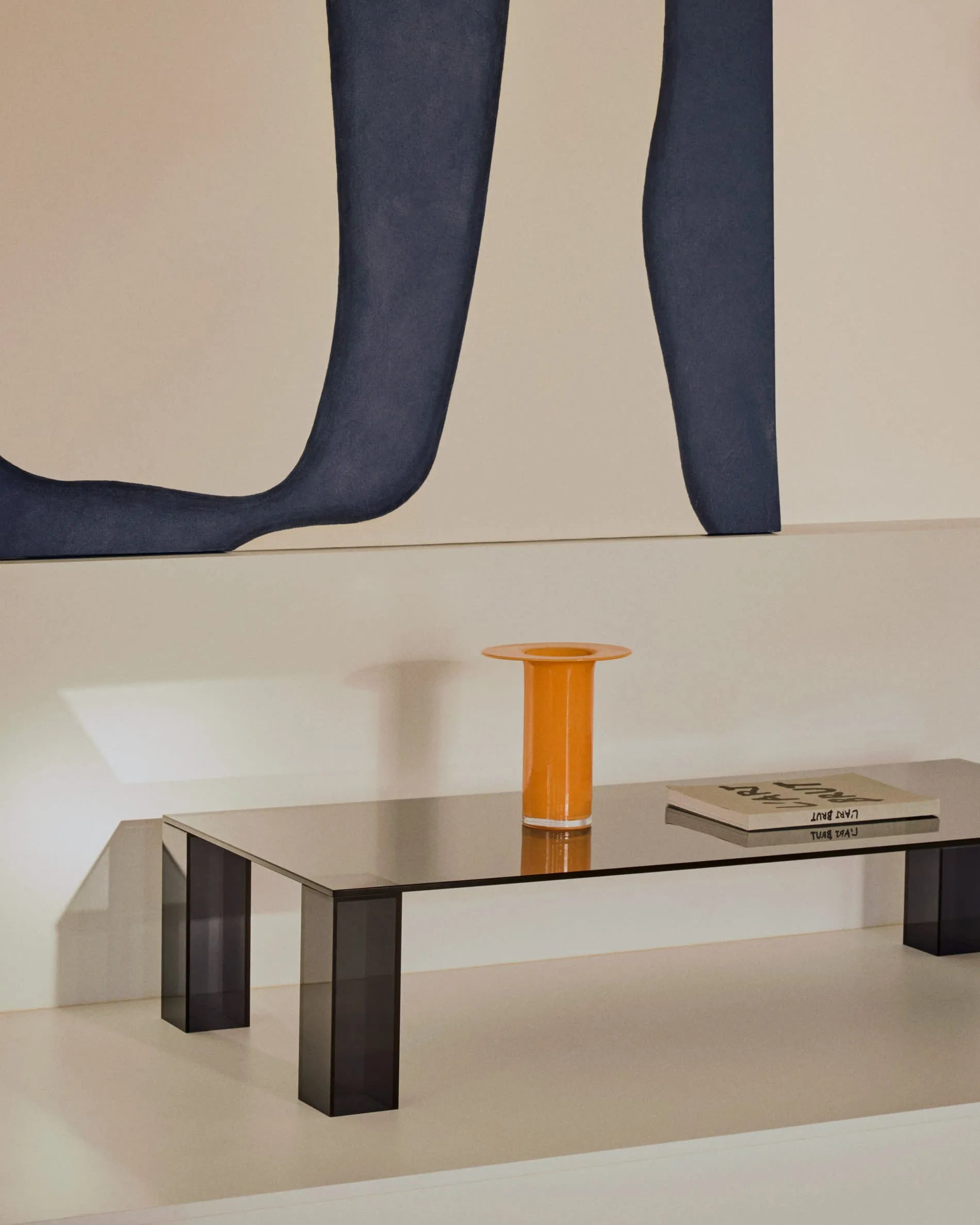 Eleganter Couchtisch aus dunkelgrauem Glas, 140x60 cm, vereint modernes Design mit Funktionalität und zeitloser Ästhetik.