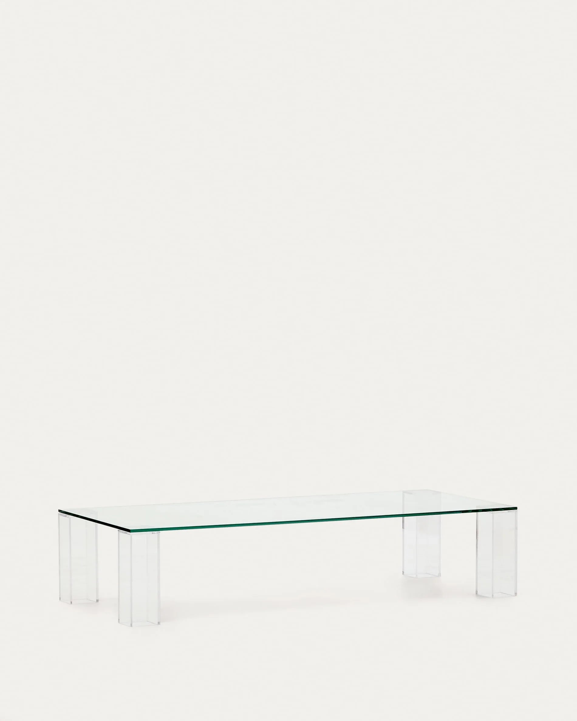Der Couchtisch Adularia aus transparentem Glas vereint moderne Eleganz mit Funktionalität und passt perfekt in jeden Raum.