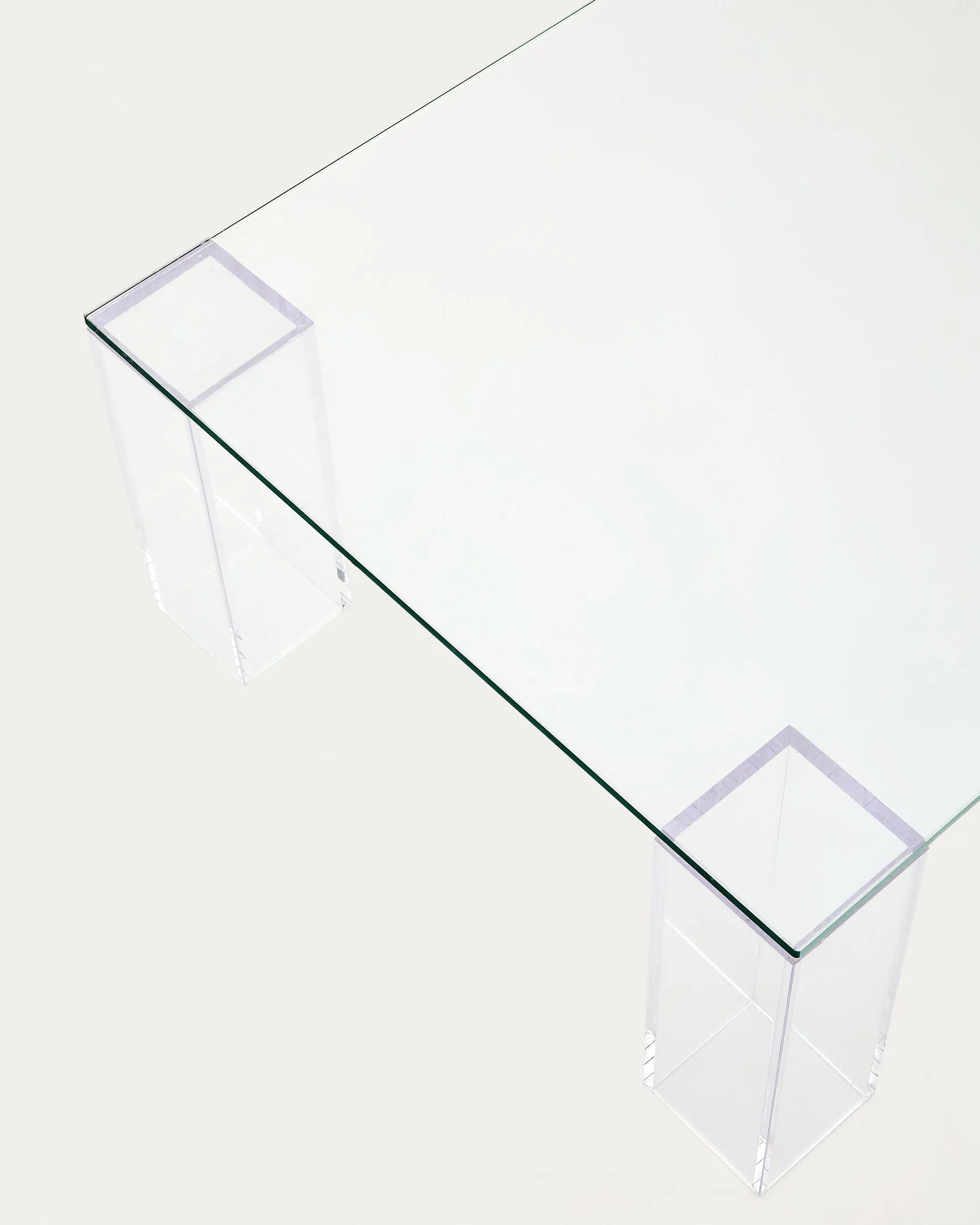 Der Couchtisch Adularia aus transparentem Glas vereint moderne Eleganz mit Funktionalität und passt perfekt in jeden Raum.