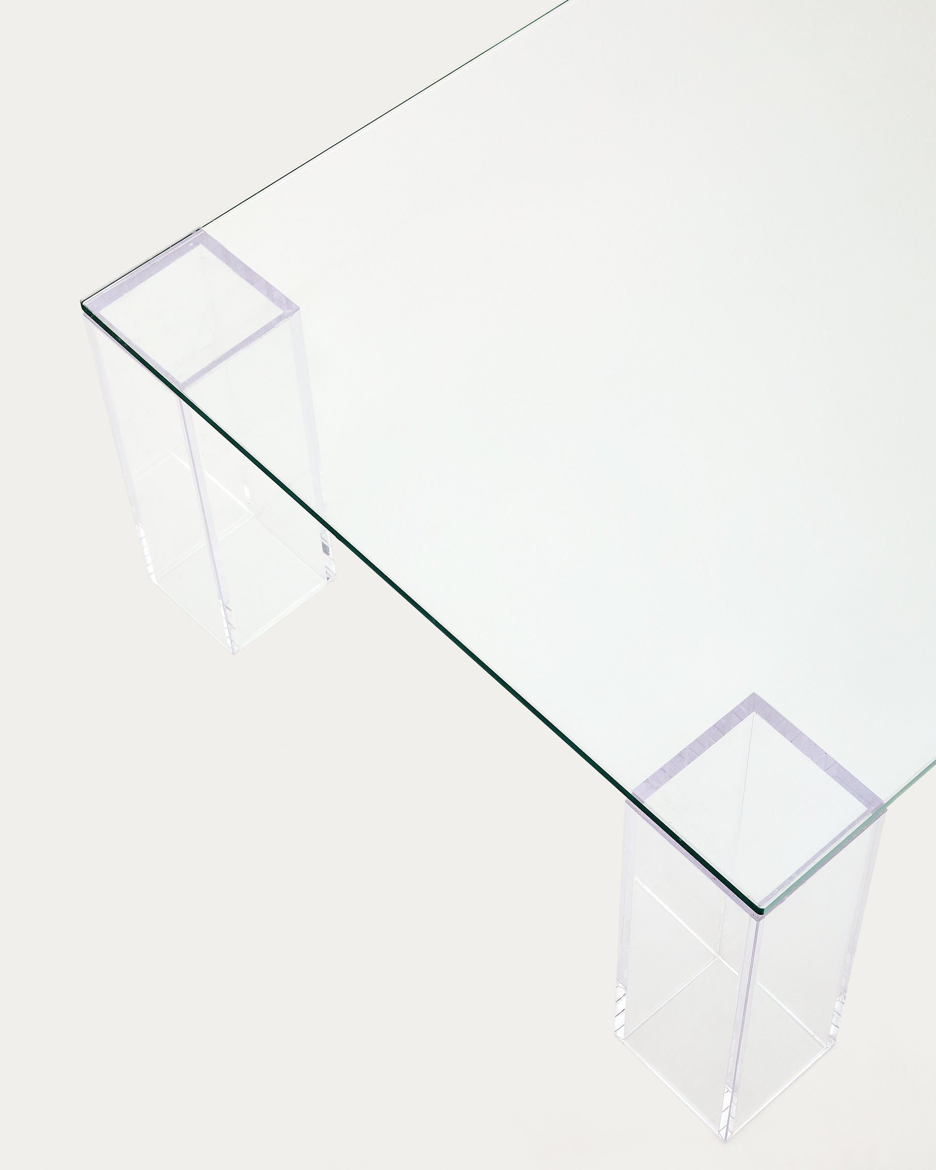 Moderner Couchtisch aus transparentem gehärtetem Glas, 140x60 cm, stilvolles Design, robust und perfekt für zeitgemäße Wohnräume.