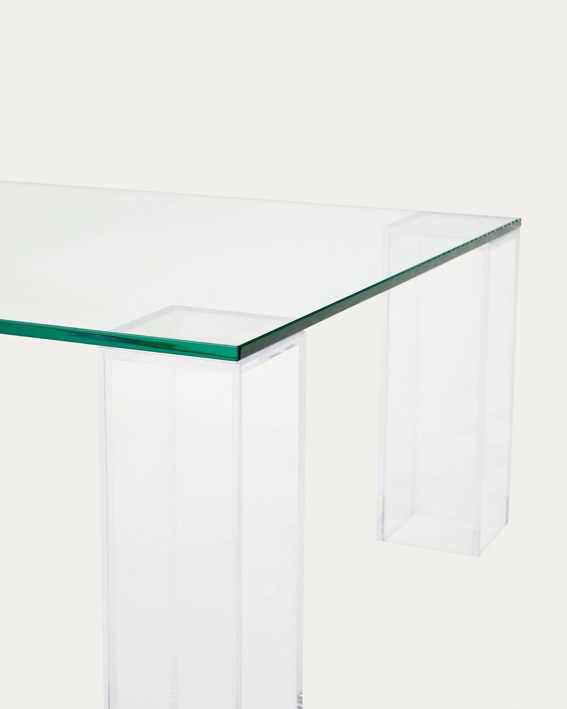 Der Couchtisch Adularia aus transparentem Glas vereint moderne Eleganz mit Funktionalität und passt perfekt in jeden Raum.