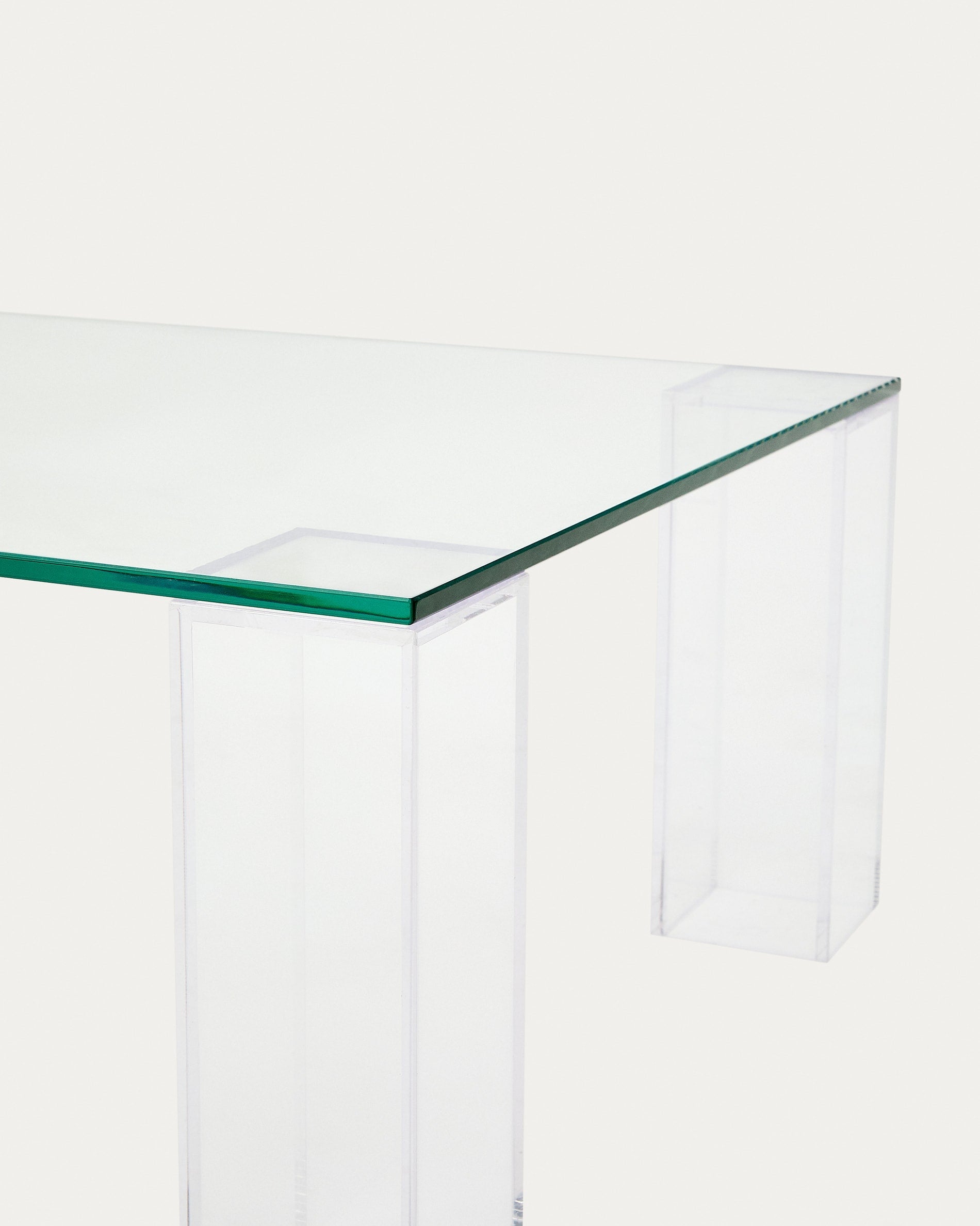 Eleganter Couchtisch aus klarem gehärtetem Glas, 140x60 cm, modernes Design, langlebig und ideal für stilvolle Wohnräume.