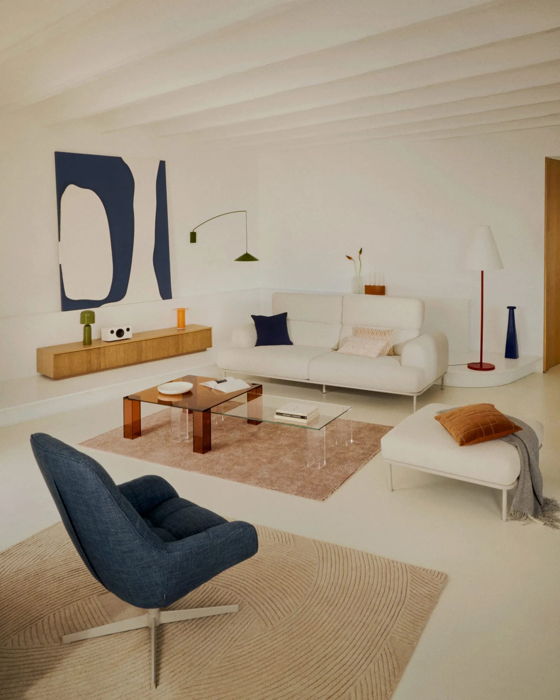 Der Couchtisch Adularia aus transparentem Glas vereint moderne Eleganz mit Funktionalität und passt perfekt in jeden Raum.