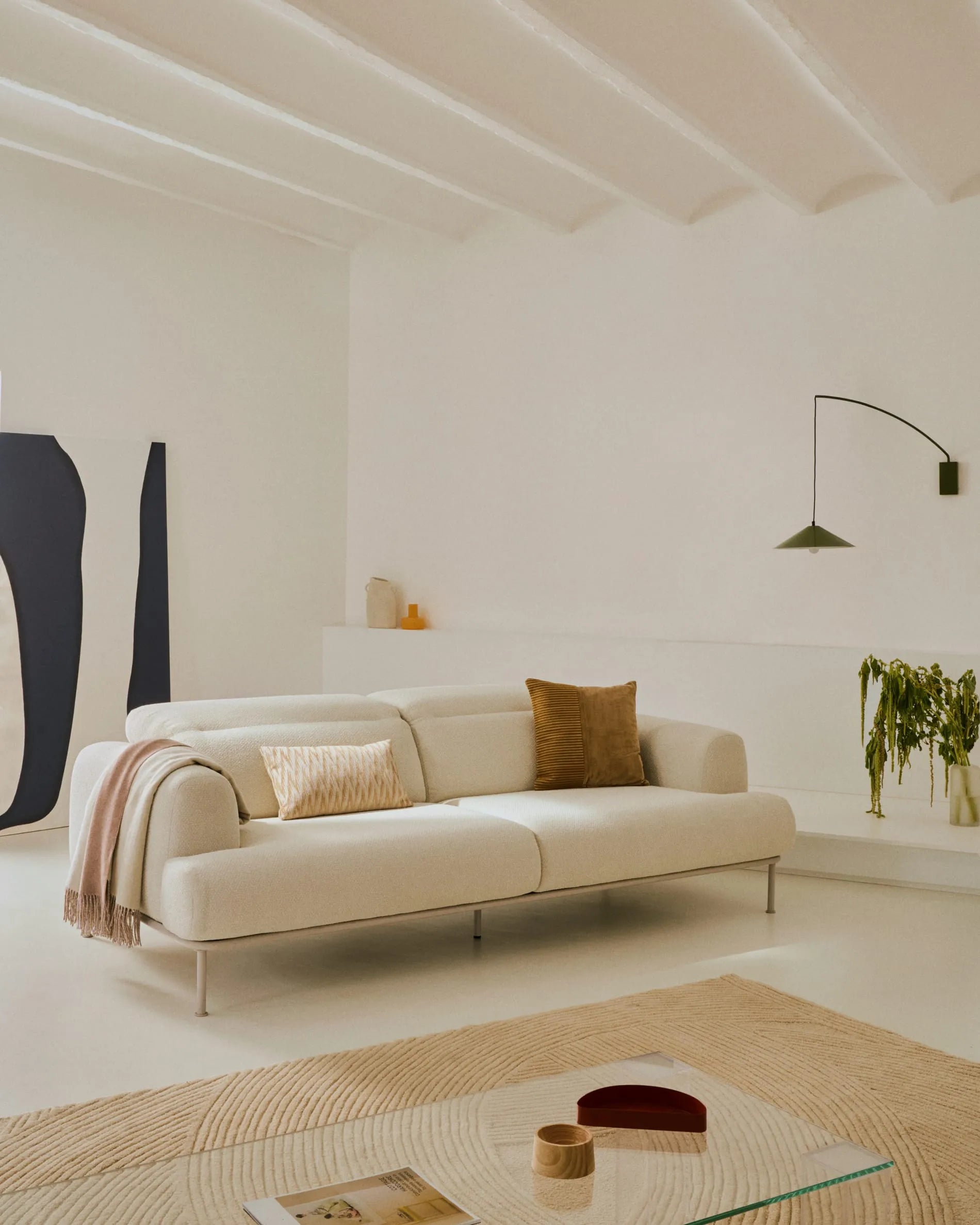 Der Couchtisch Adularia aus transparentem Glas vereint moderne Eleganz mit Funktionalität und passt perfekt in jeden Raum.