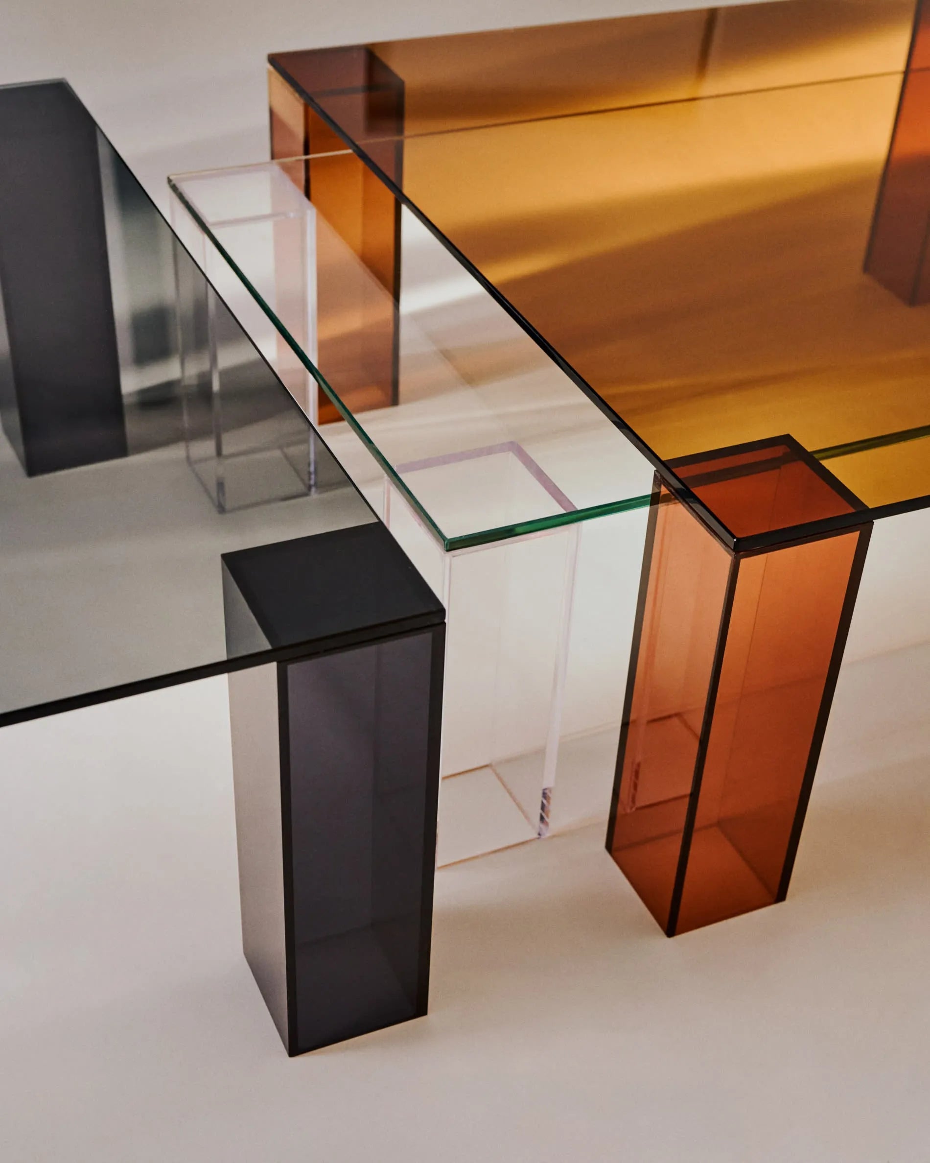 Der Couchtisch Adularia aus transparentem Glas vereint moderne Eleganz mit Funktionalität und passt perfekt in jeden Raum.