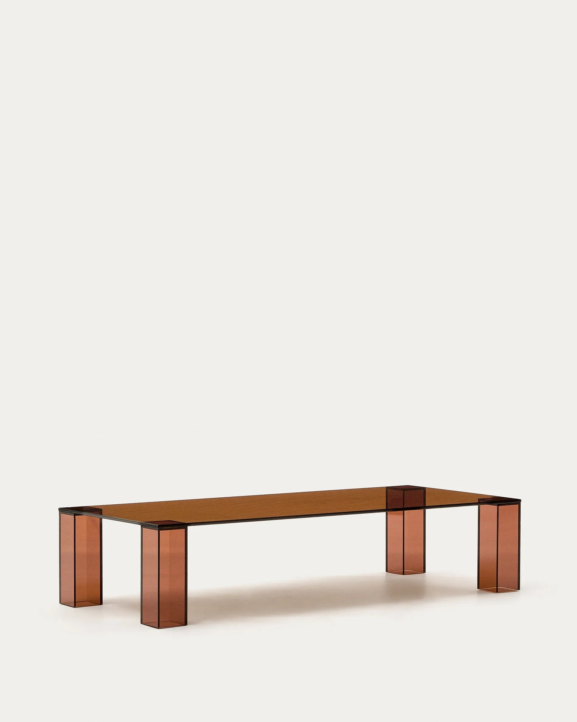 Eleganter Couchtisch aus braunem Glas, 140x60 cm, minimalistisch und robust, ideal für moderne Wohnräume.