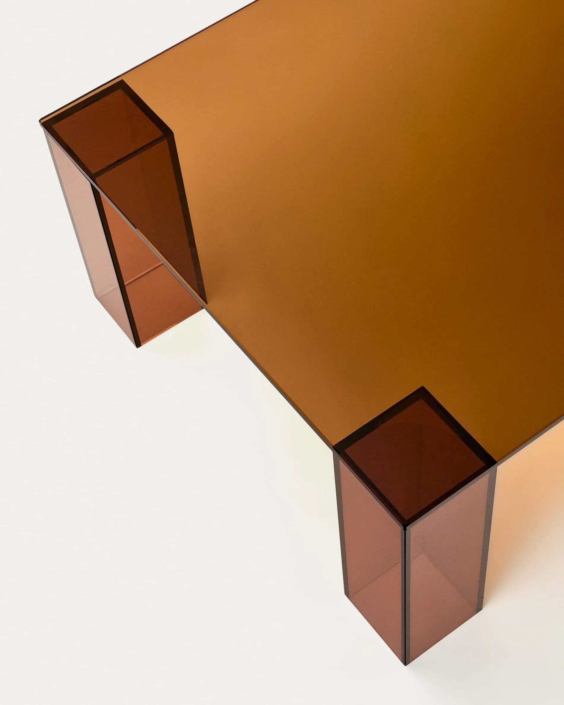 Eleganter Couchtisch aus braunem Glas, 140x60 cm, minimalistisch und robust, ideal für moderne Wohnräume.