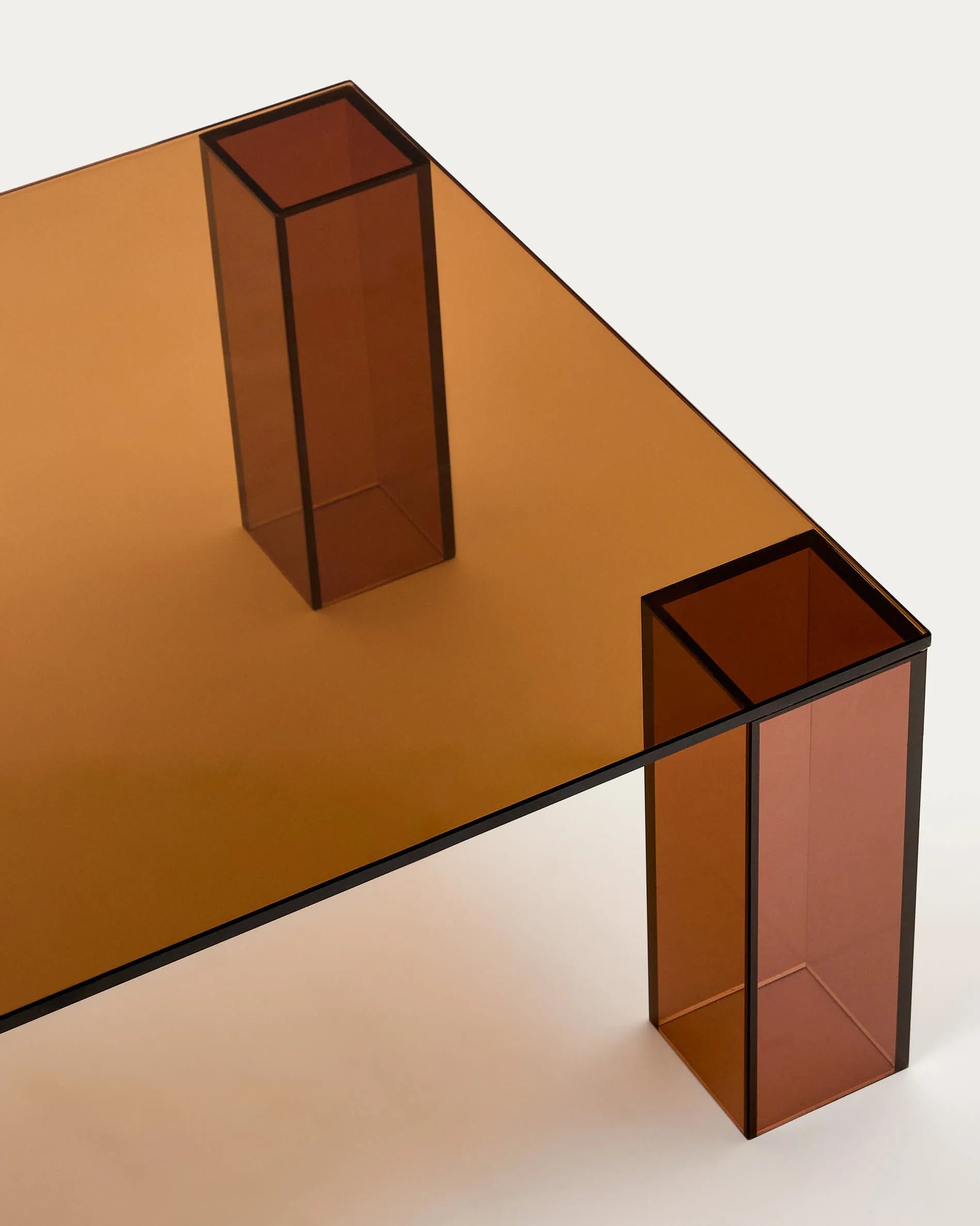 Eleganter Couchtisch aus braunem Glas, 140x60 cm, minimalistisch und robust, ideal für moderne Wohnräume.